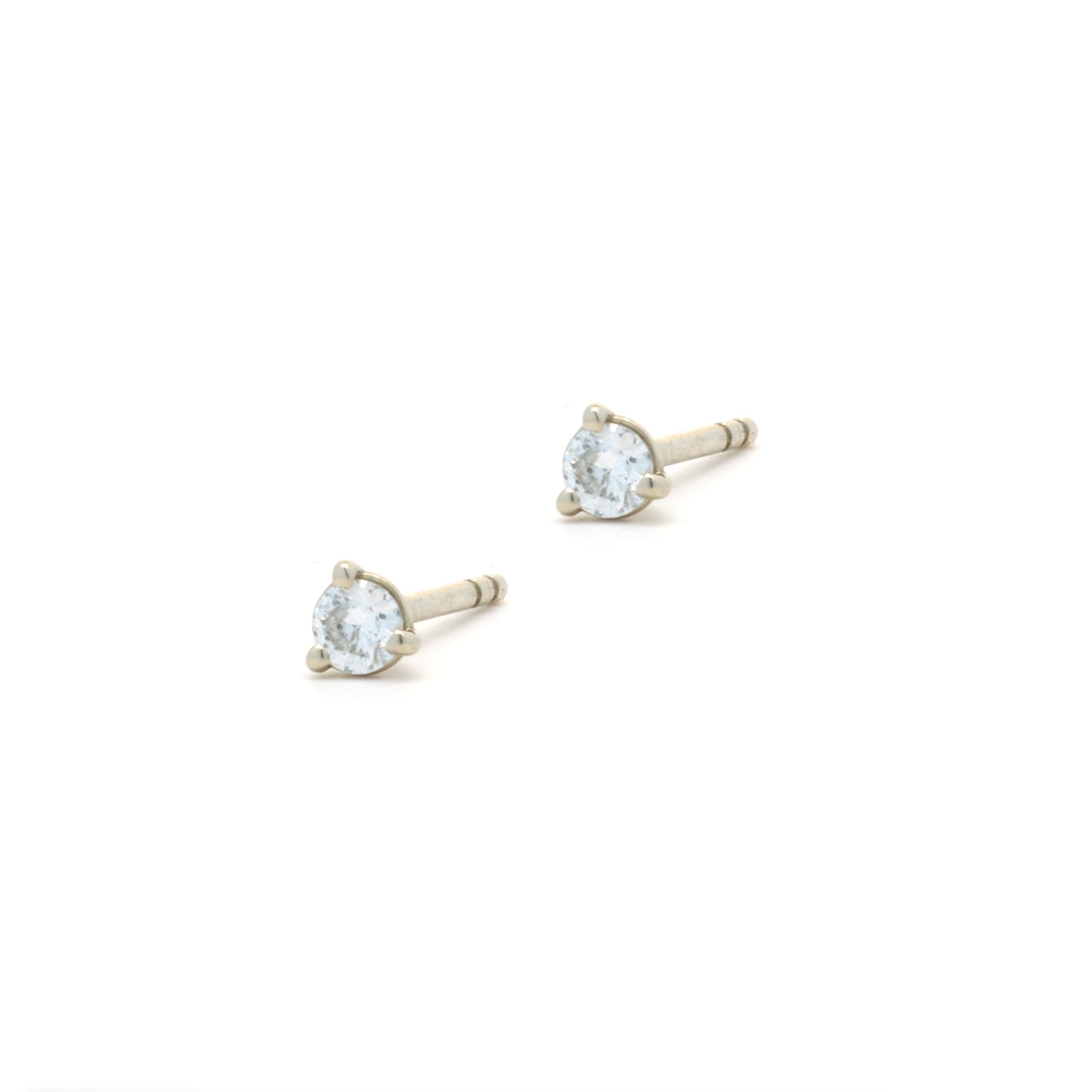 Material: 14k Weißgold
Diamant: 2 runde Diamanten im Brillantschliff = 0,15cttw
Farbe: G
Klarheit: SI1
Abmessungen: Ohrringe haben einen Durchmesser von ca. 3 mm
Verschlüsse: Lapousette-Rücken
Gewicht: 0,74 Gramm

