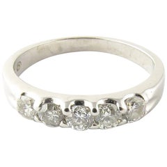 Alliance en or blanc 14 carats avec diamants ronds brillants