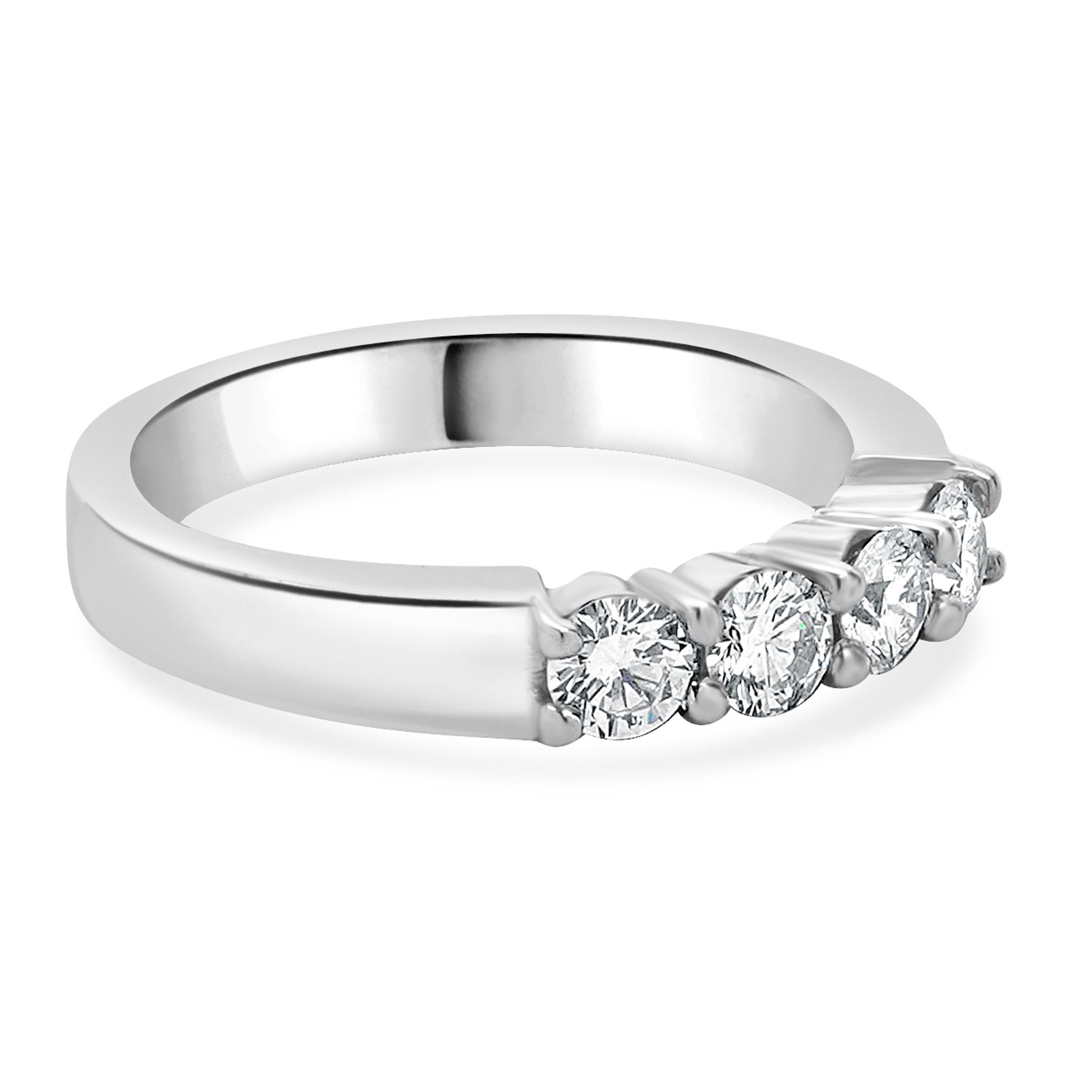 Taille ronde Alliance d'anniversaire en or blanc 14 carats avec diamants ronds en vente