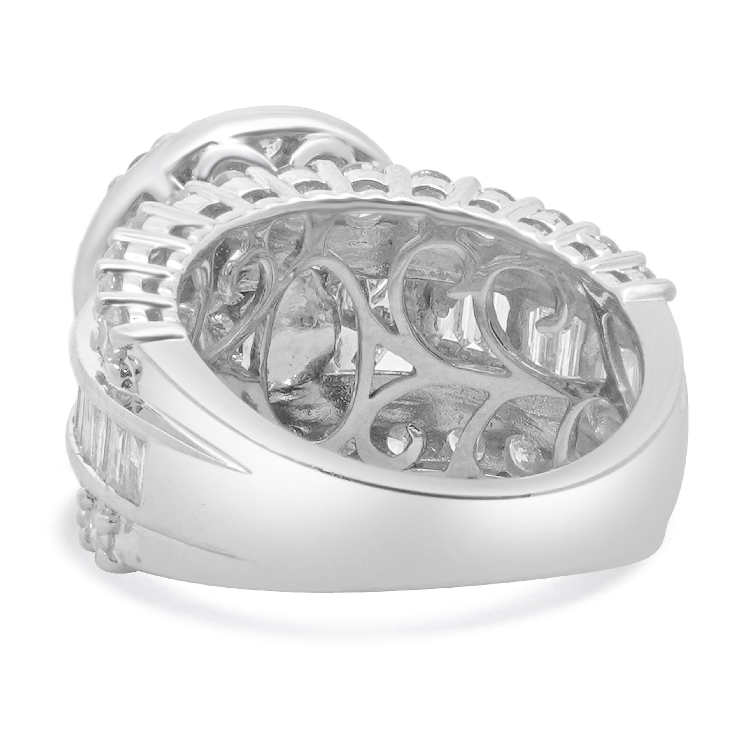 Taille ronde Bague de fiançailles en or blanc 14 carats avec diamants ronds en grappe en vente