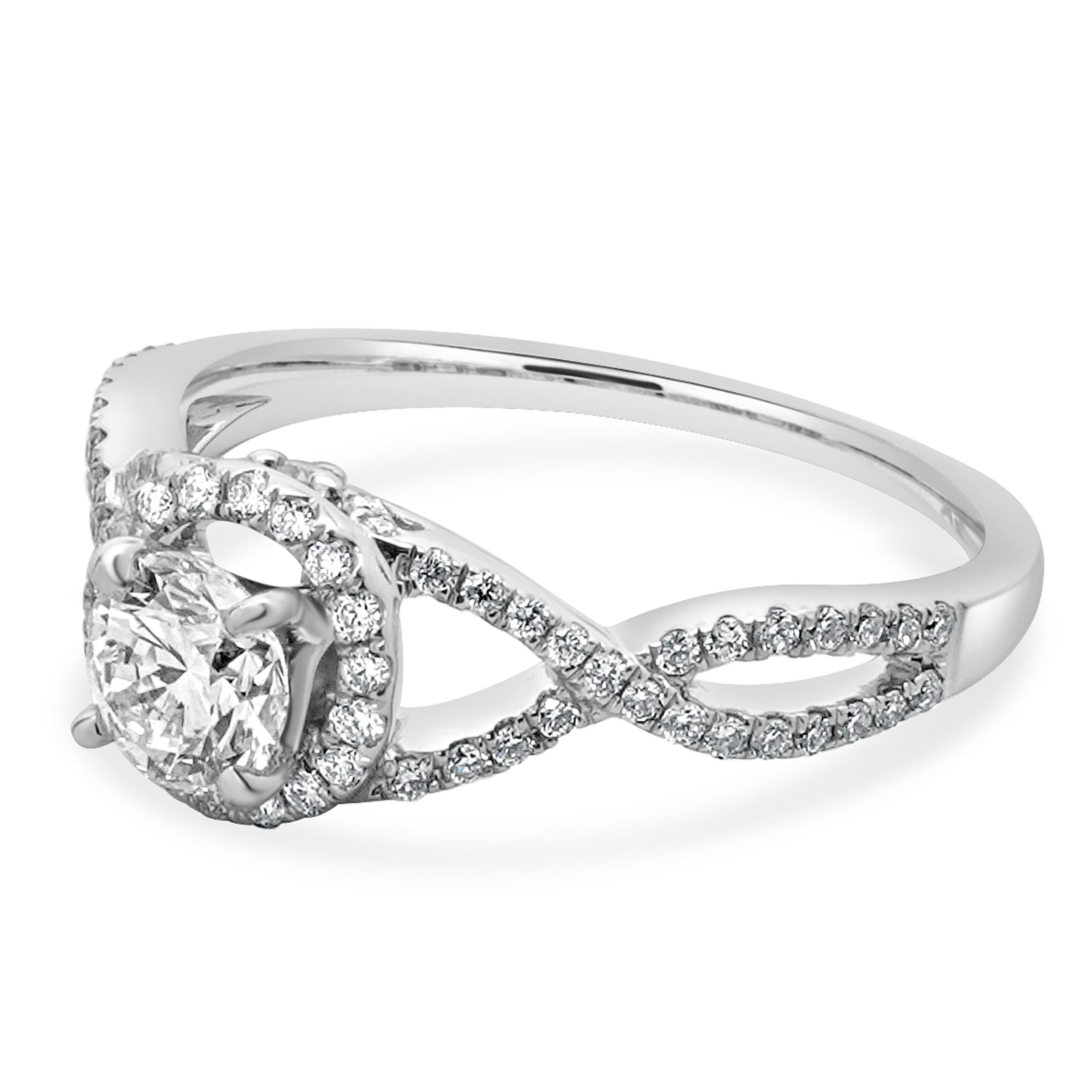 Designer: personalizzato
Materiale: oro bianco 14 carati
Diamante centrale: 0,53ct rotondo 
Colore: F
Chiarezza: SI2
Diamanti: 80 taglio rotondo= 0,49cttw
Colore: G
Chiarezza: SI2
Misura dell'anello: 6.5 (si prega di prevedere due giorni di