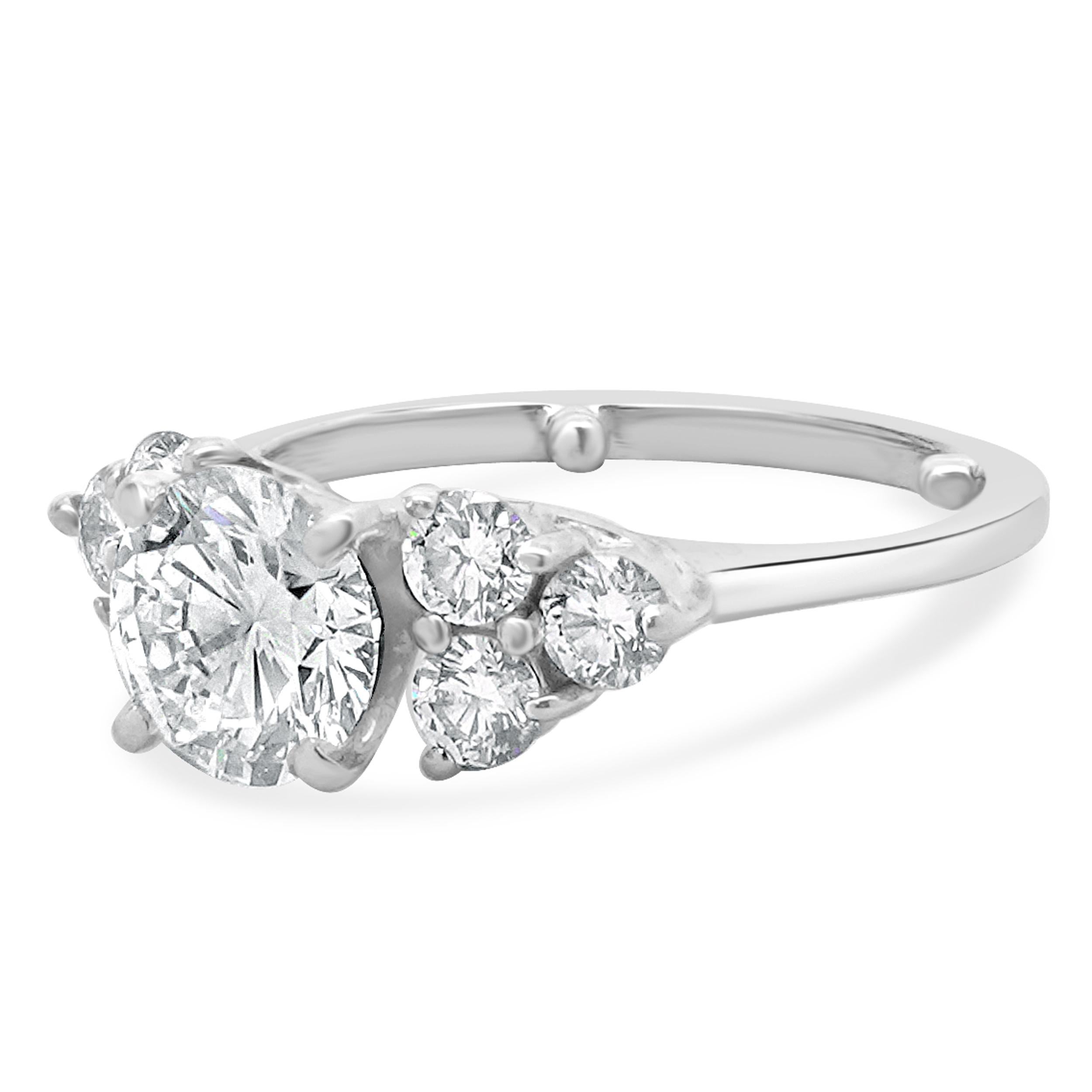 Designer: personalizzato
Materiale: oro bianco 14k
Diamante: 0,90cttw
Colore: H
Chiarezza: VS1
Diamanti: 6 tondi taglio brillante= 0,42cttw
Colore: G
Chiarezza: SI1
Misura dell'anello: 3.5 (si prega di prevedere due giorni di spedizione in più per