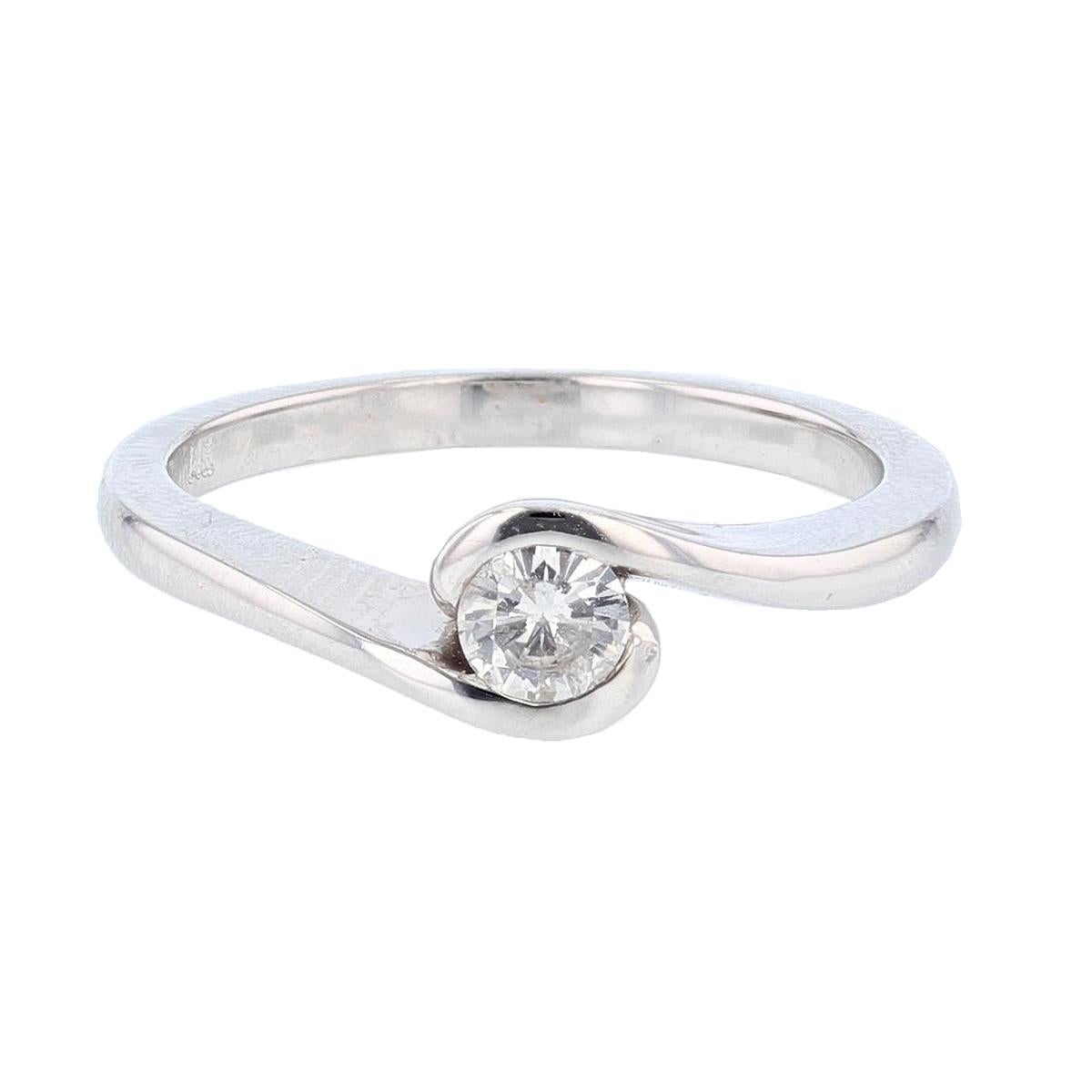 Moderno Anello di fidanzamento con diamante rotondo in oro bianco 14 carati in vendita