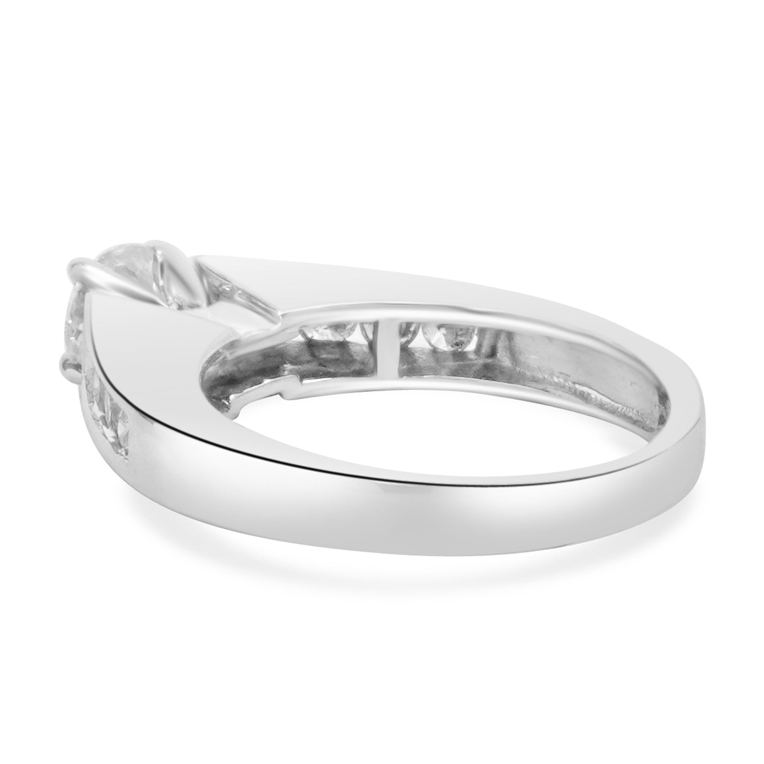 Anello di fidanzamento con diamante rotondo in oro bianco 14 carati In condizioni ottime in vendita a Scottsdale, AZ