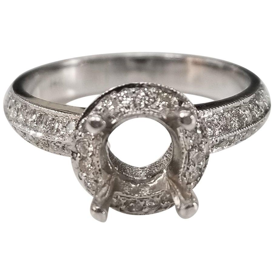 Bague en or blanc 14 carats avec halo de diamants ronds et bord en forme de couteau