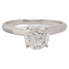 Anillo de compromiso solitario con diamante redondo de oro blanco de 14 quilates