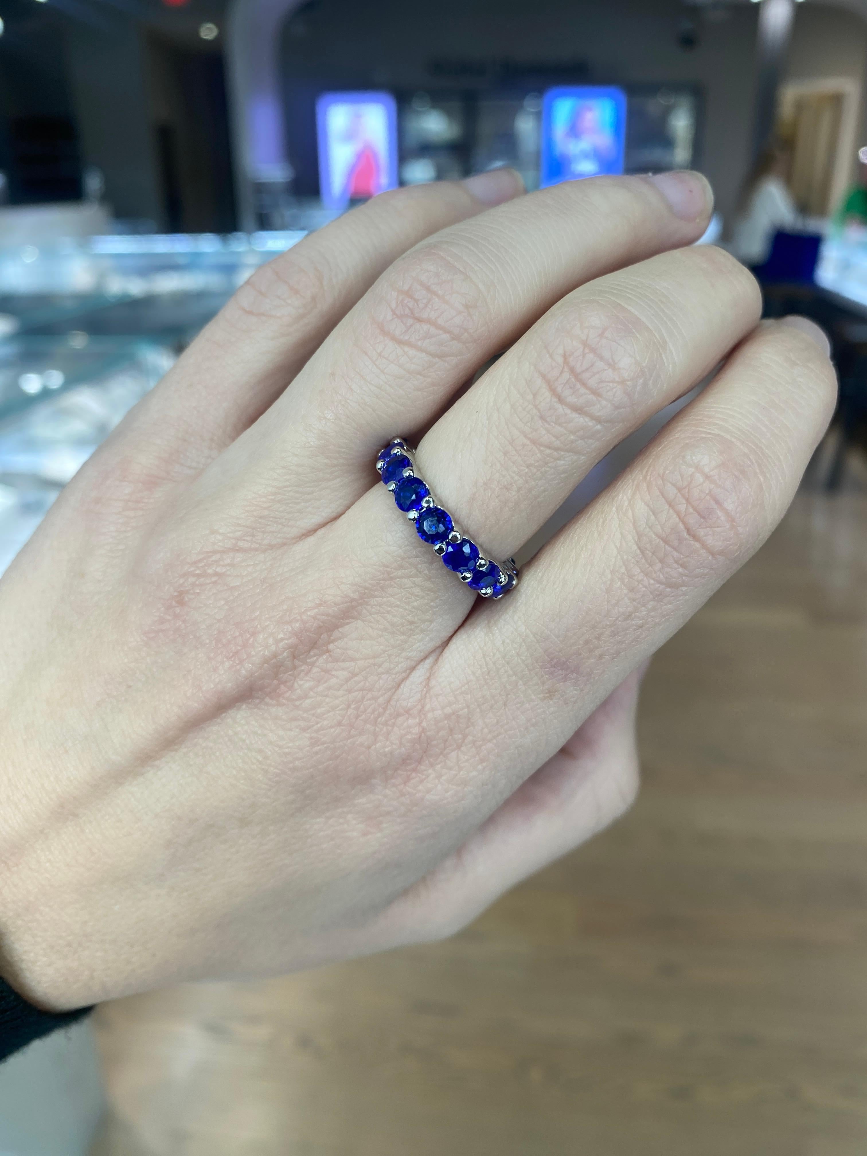 da uomo o donna Fascia di eternità in oro bianco 14 carati con spinello blu cobalto naturale rotondo in vendita