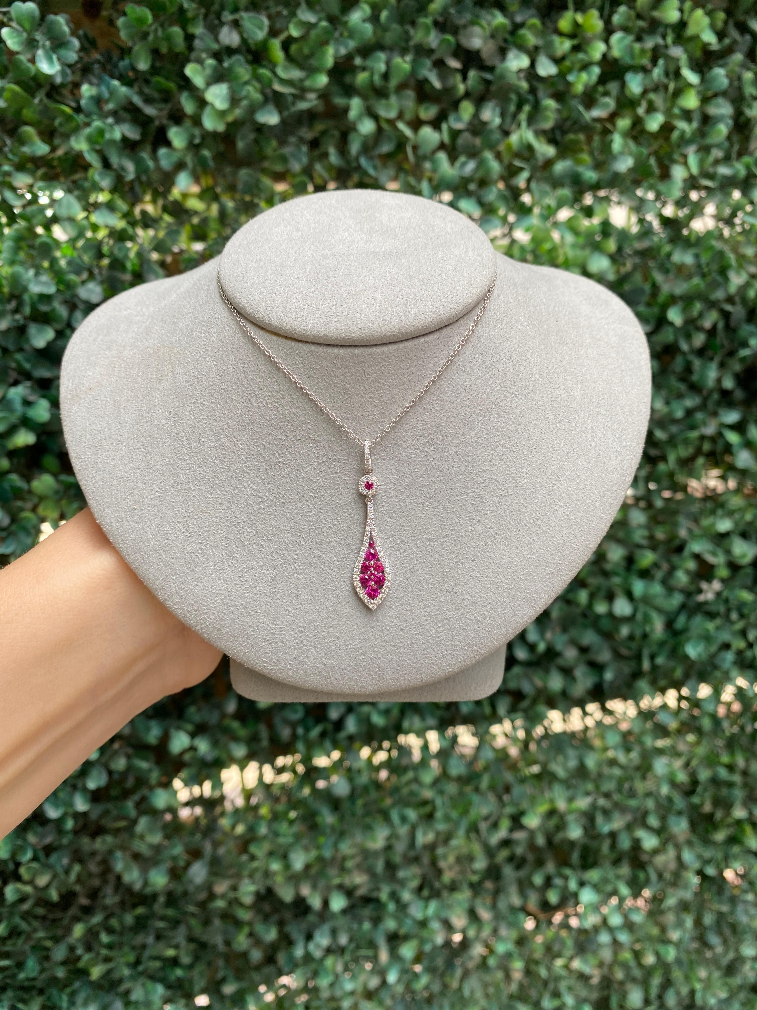 Collier pendentif en or blanc 14 carats avec rubis rond et diamants en vente 5