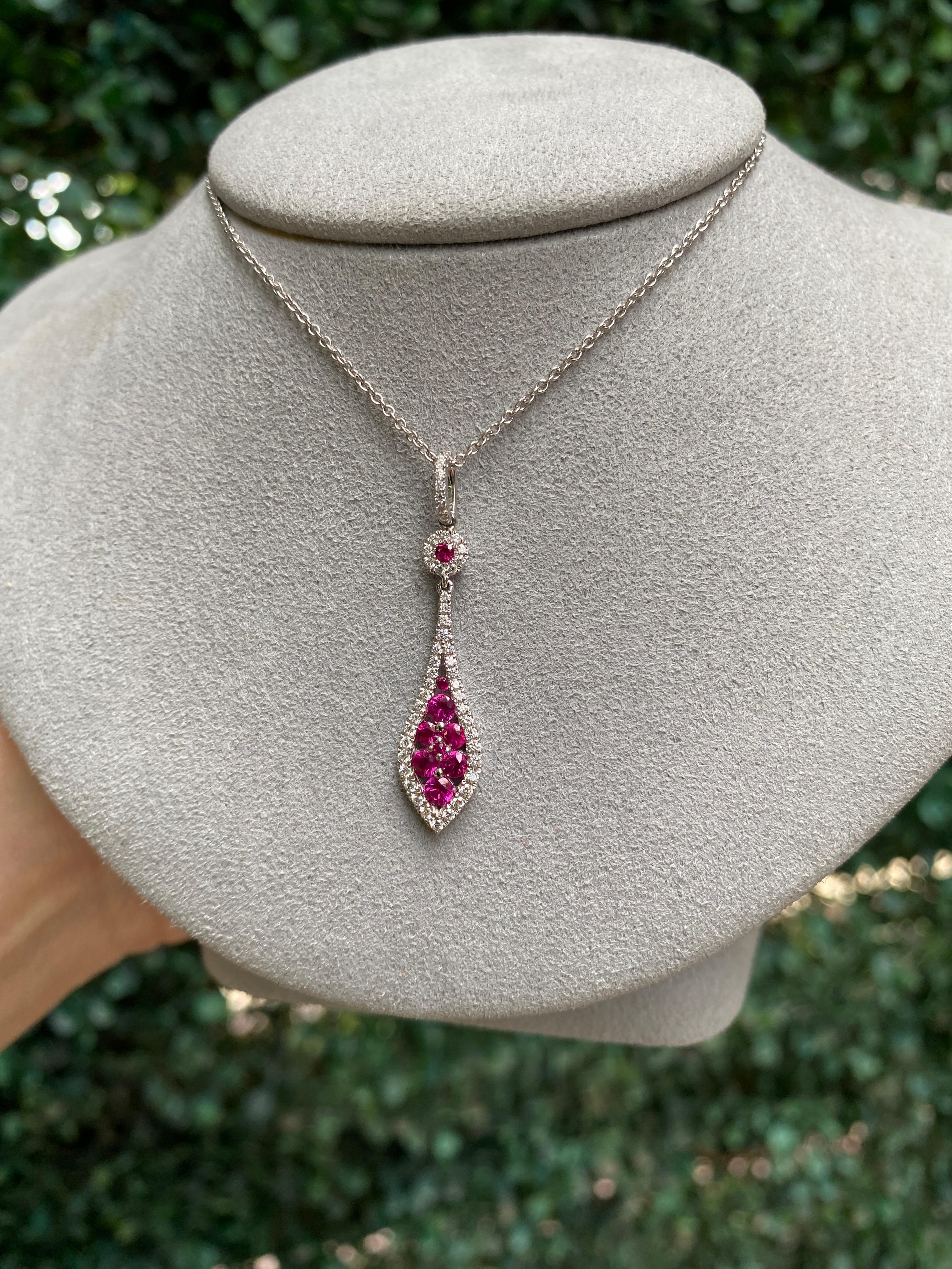 Collier pendentif en or blanc 14 carats avec rubis rond et diamants en vente 6