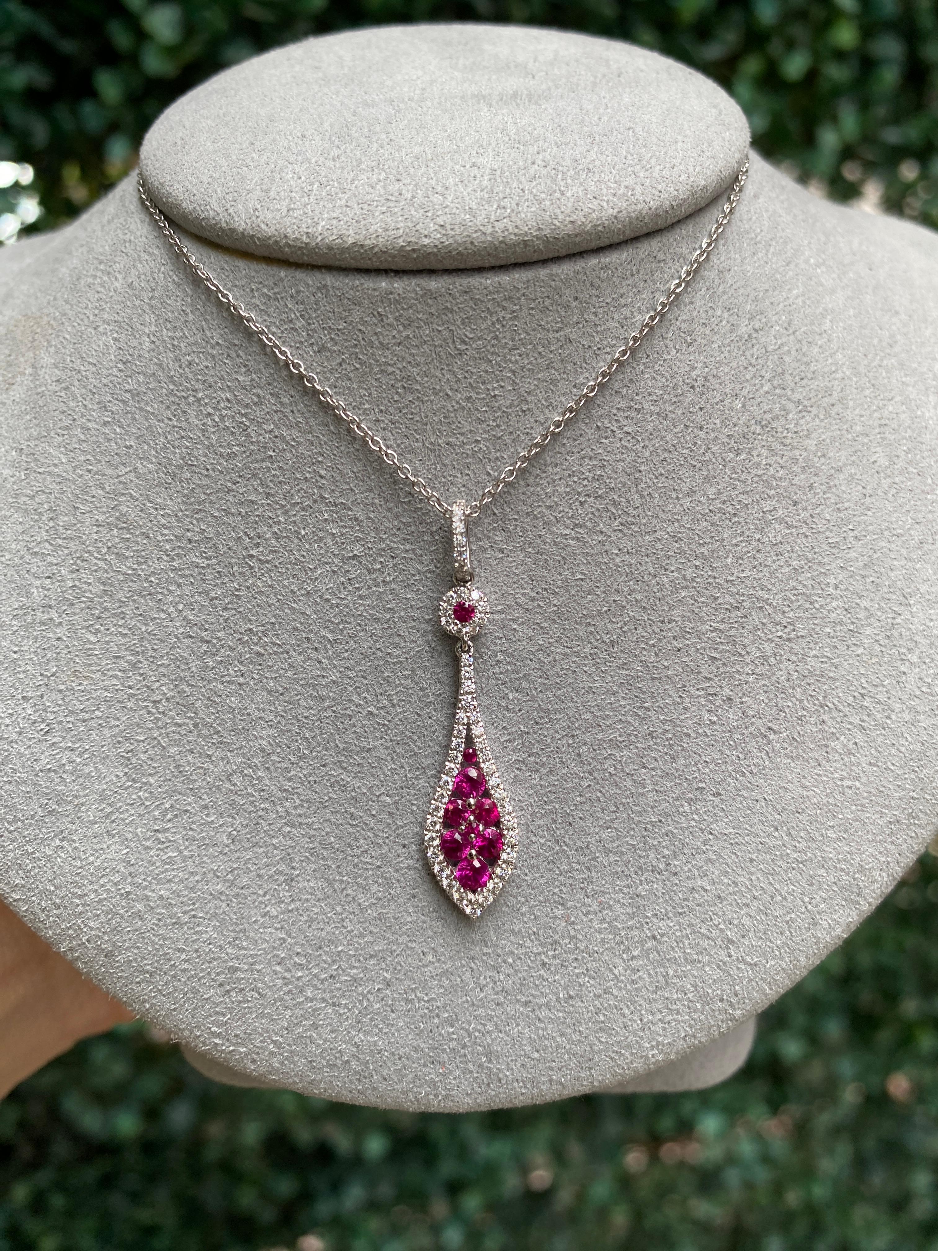 Collier pendentif en or blanc 14 carats avec rubis rond et diamants en vente 7