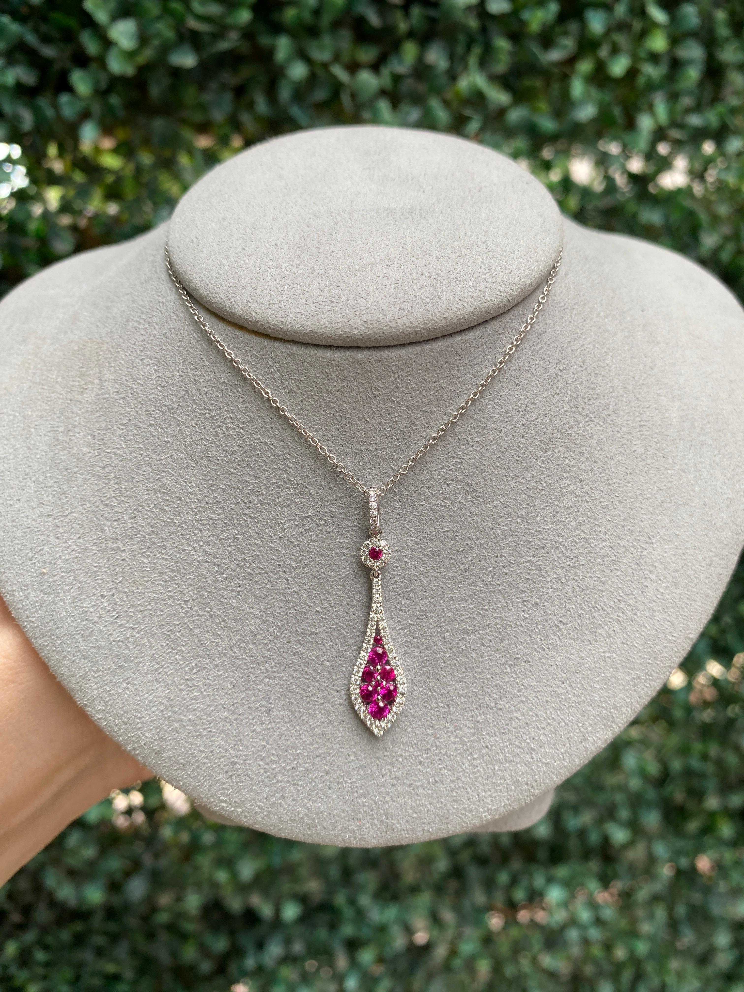 Collier pendentif en or blanc 14 carats avec rubis rond et diamants en vente 8