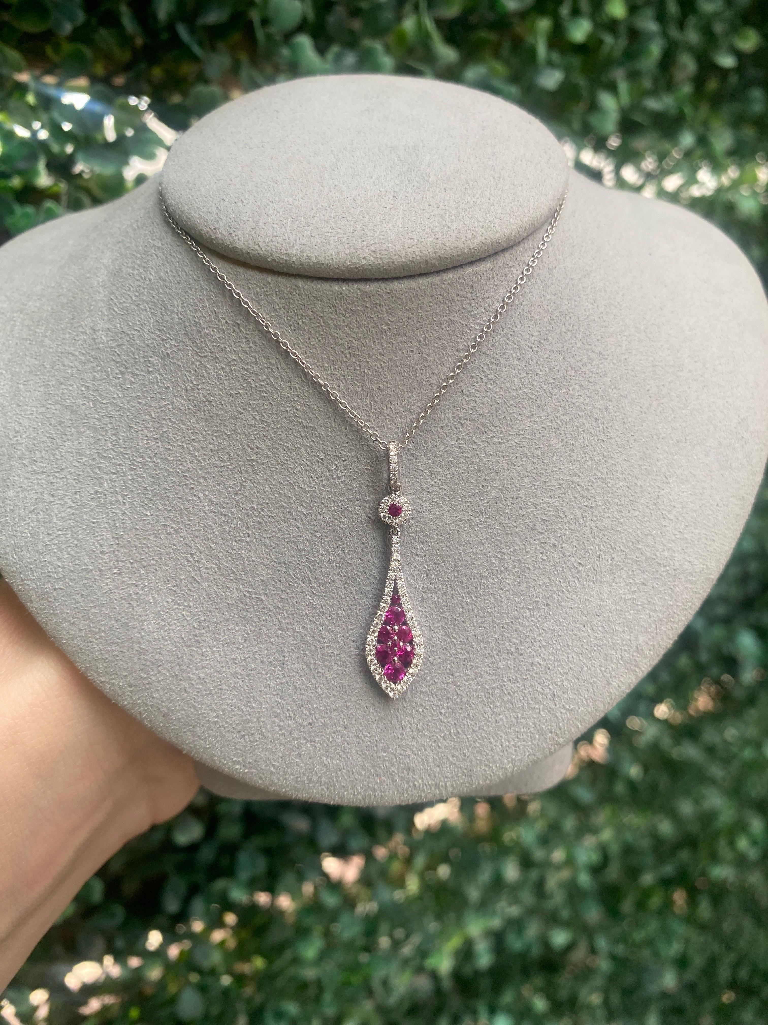 Collier pendentif en or blanc 14 carats avec rubis rond et diamants en vente 9