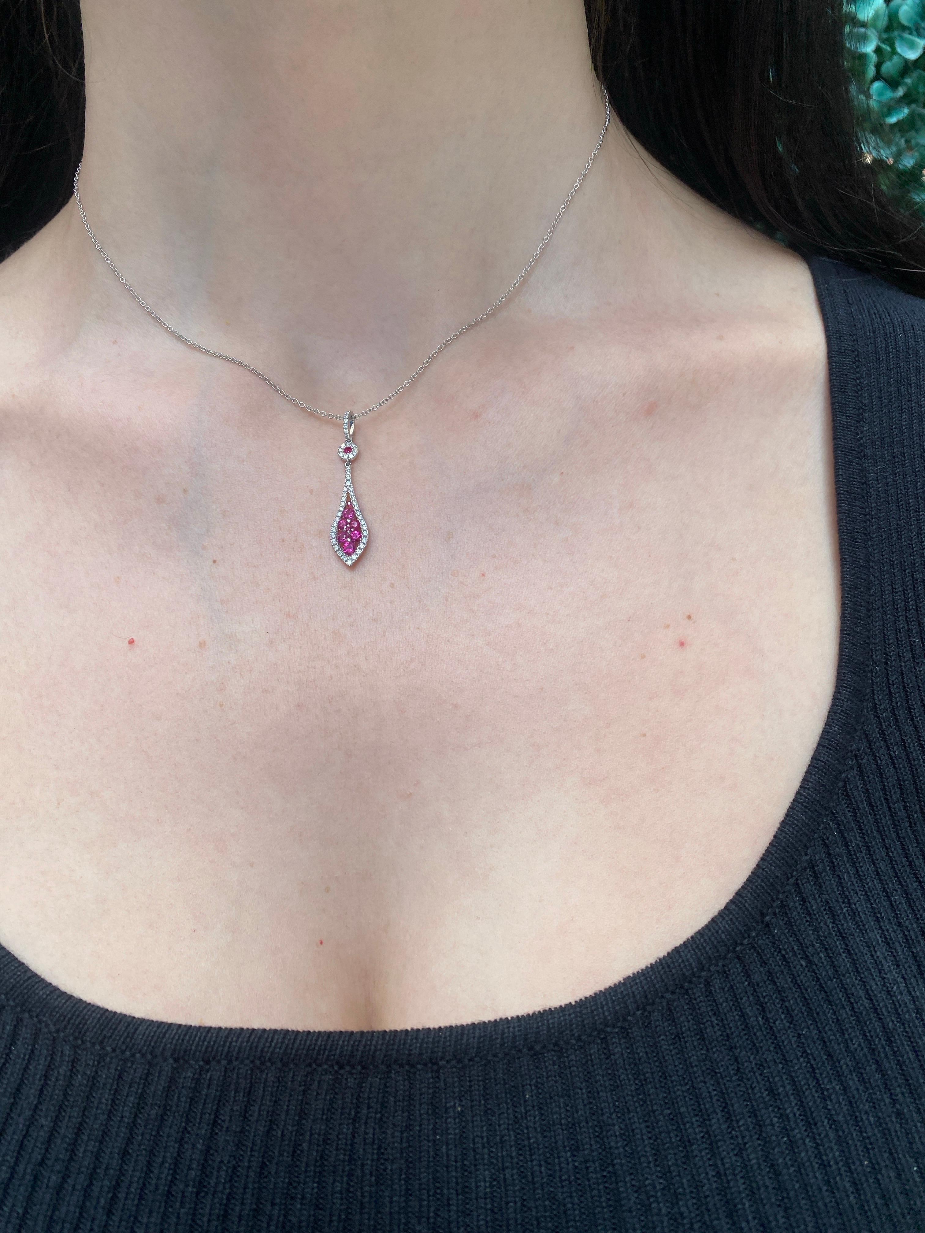 Collier pendentif en or blanc 14 carats avec rubis rond et diamants en vente 10