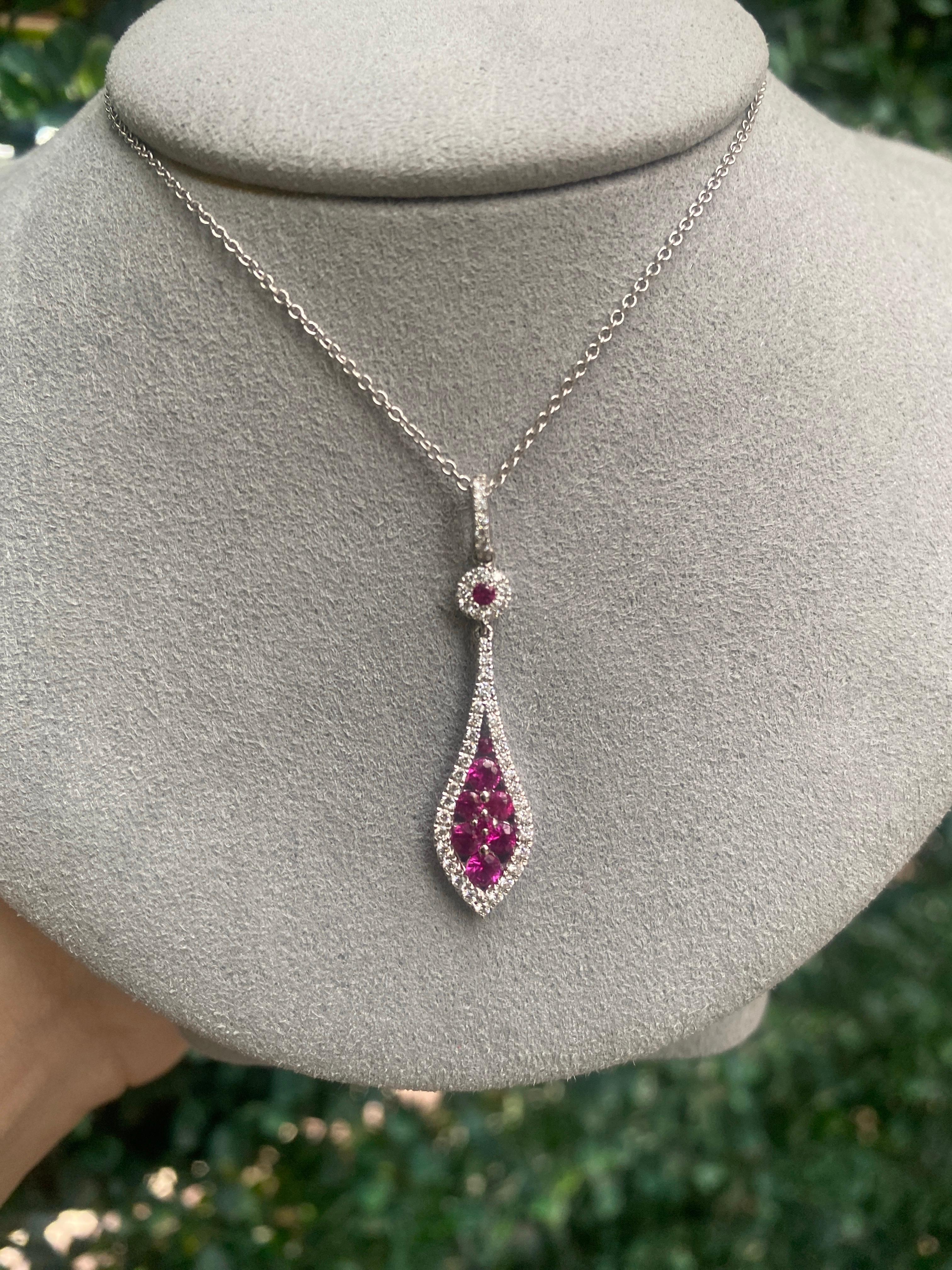 Collier pendentif en or blanc 14 carats avec rubis rond et diamants en vente 12