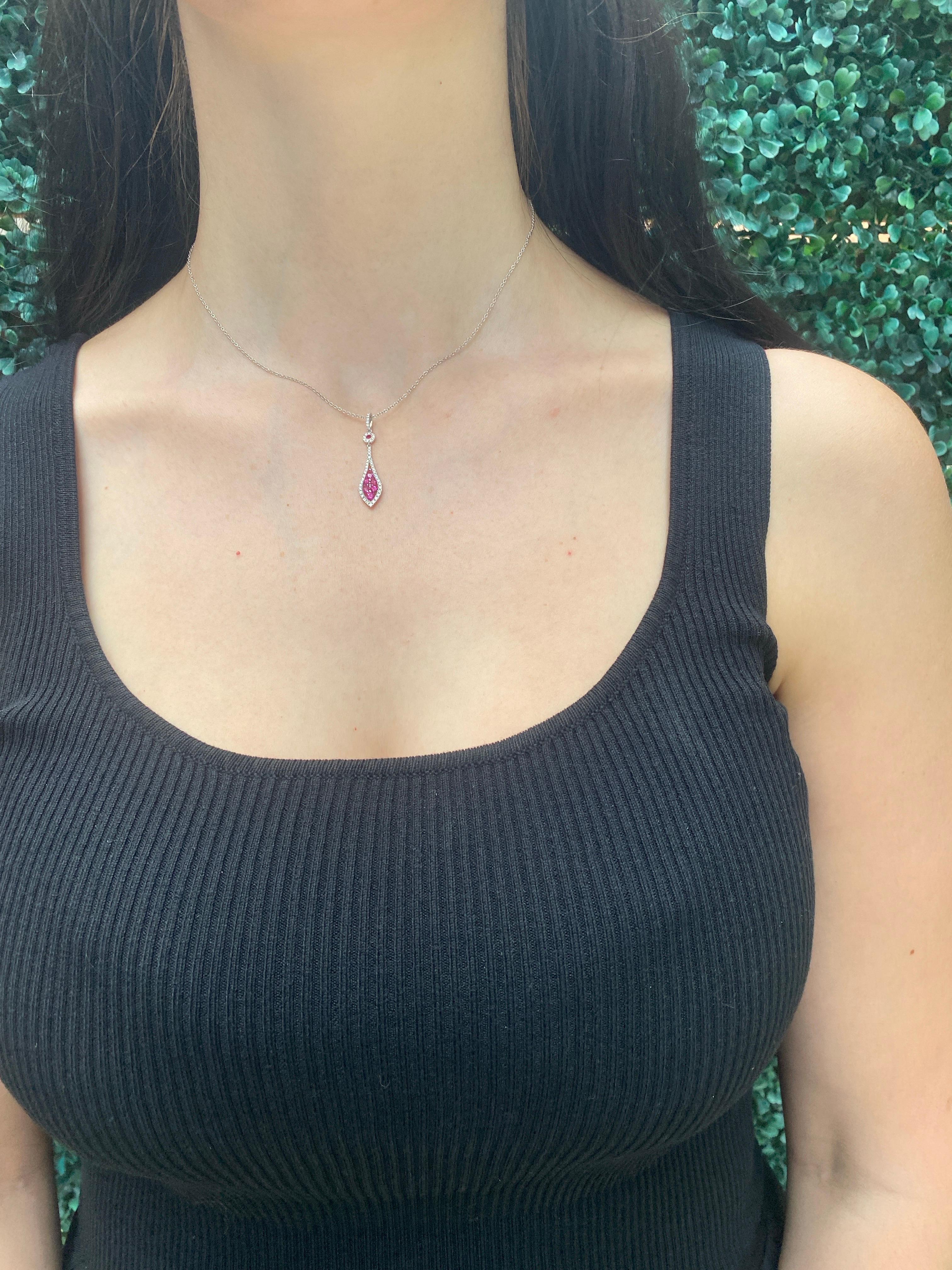 Collier pendentif en or blanc 14 carats avec rubis rond et diamants en vente 13