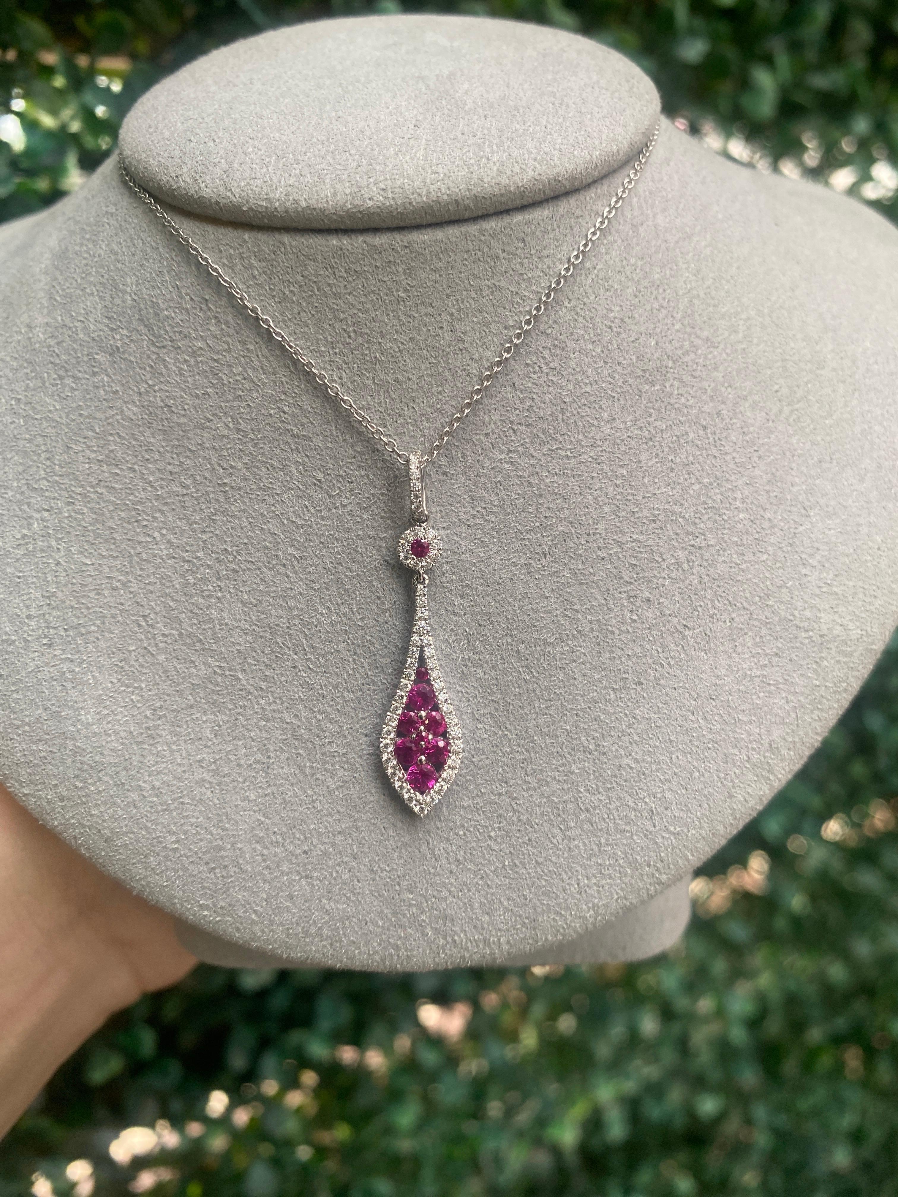 Collier pendentif en or blanc 14 carats avec rubis rond et diamants en vente 14