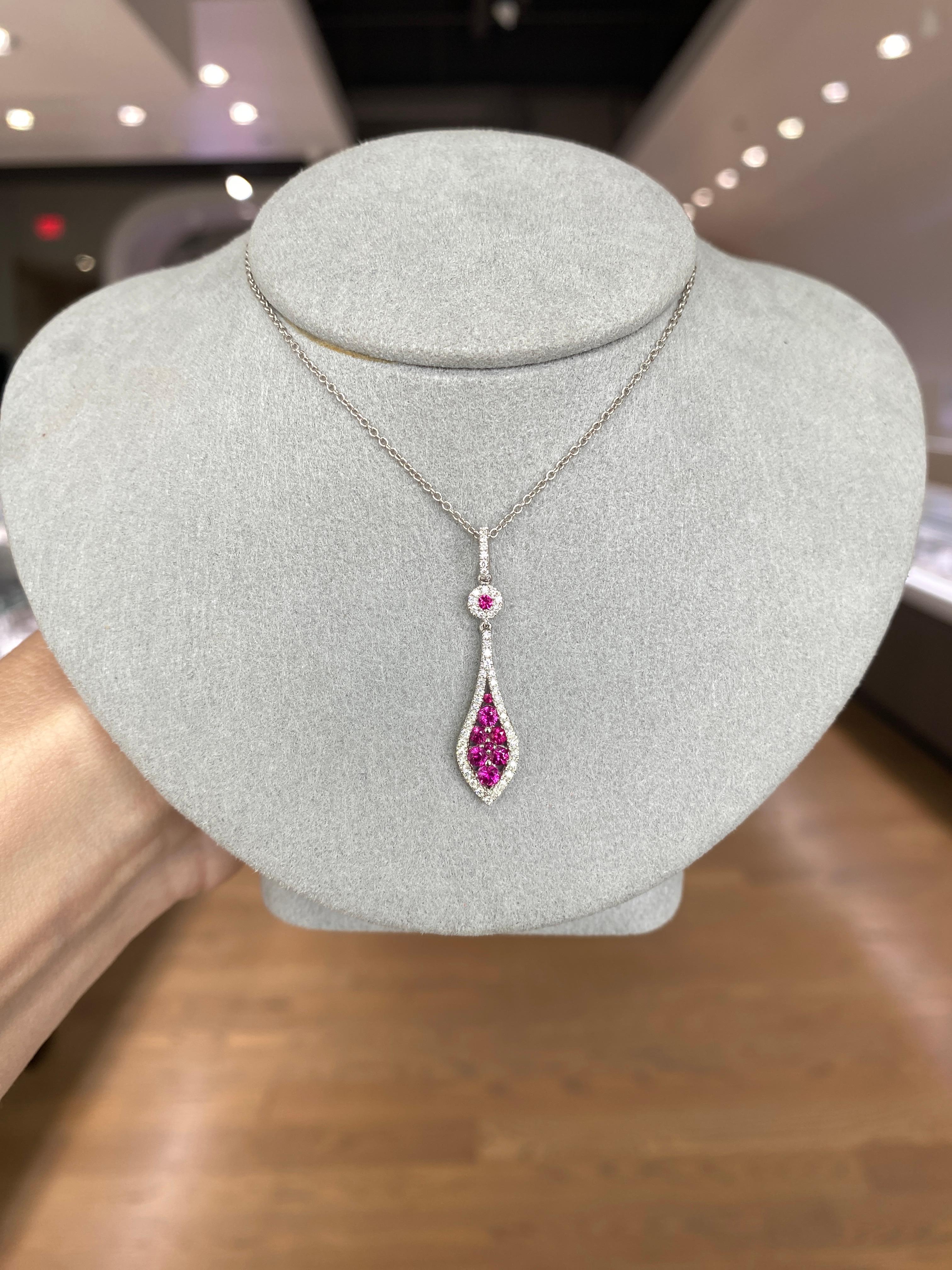 Taille ronde Collier pendentif en or blanc 14 carats avec rubis rond et diamants en vente