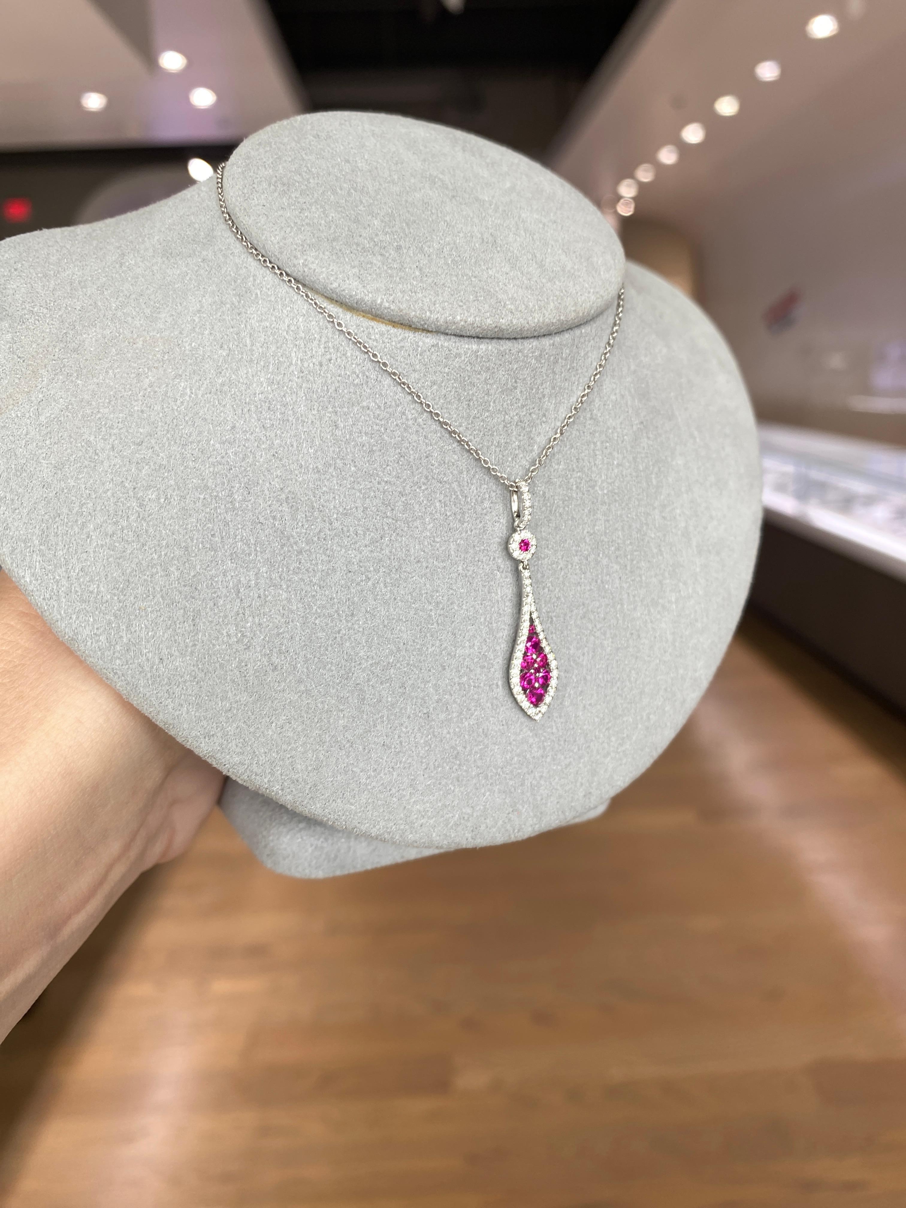Collier pendentif en or blanc 14 carats avec rubis rond et diamants Neuf - En vente à Houston, TX