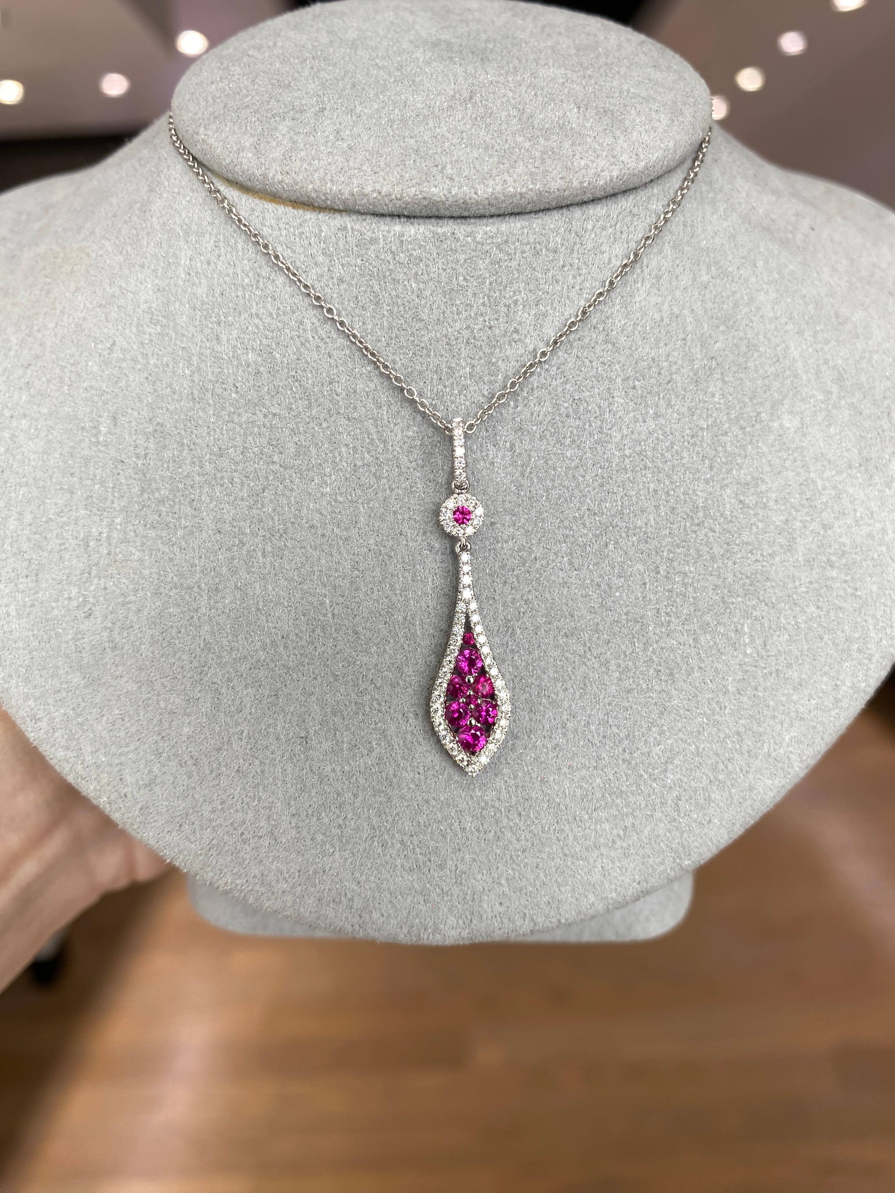 Collier pendentif en or blanc 14 carats avec rubis rond et diamants Unisexe en vente