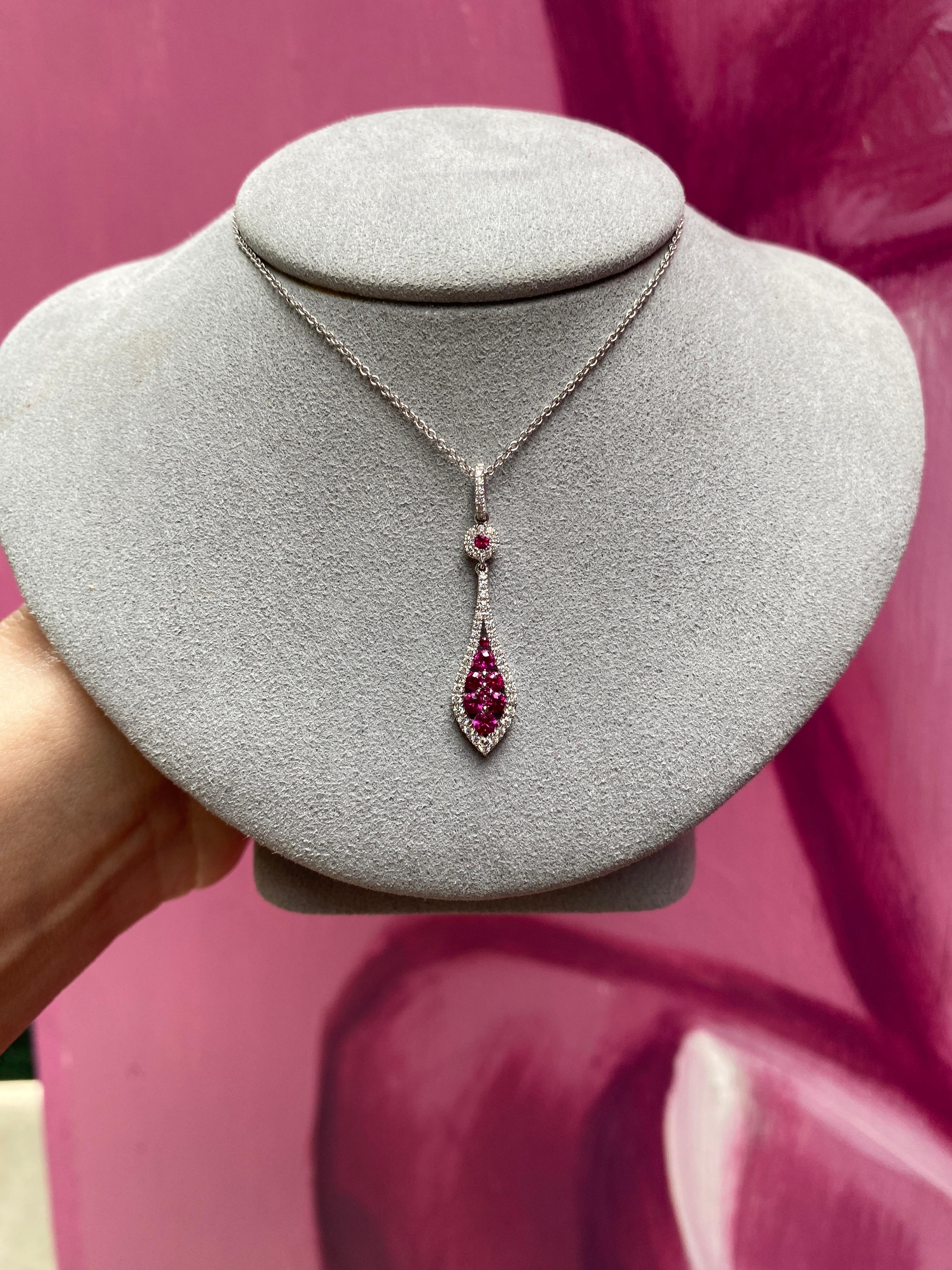 Collier pendentif en or blanc 14 carats avec rubis rond et diamants en vente 1