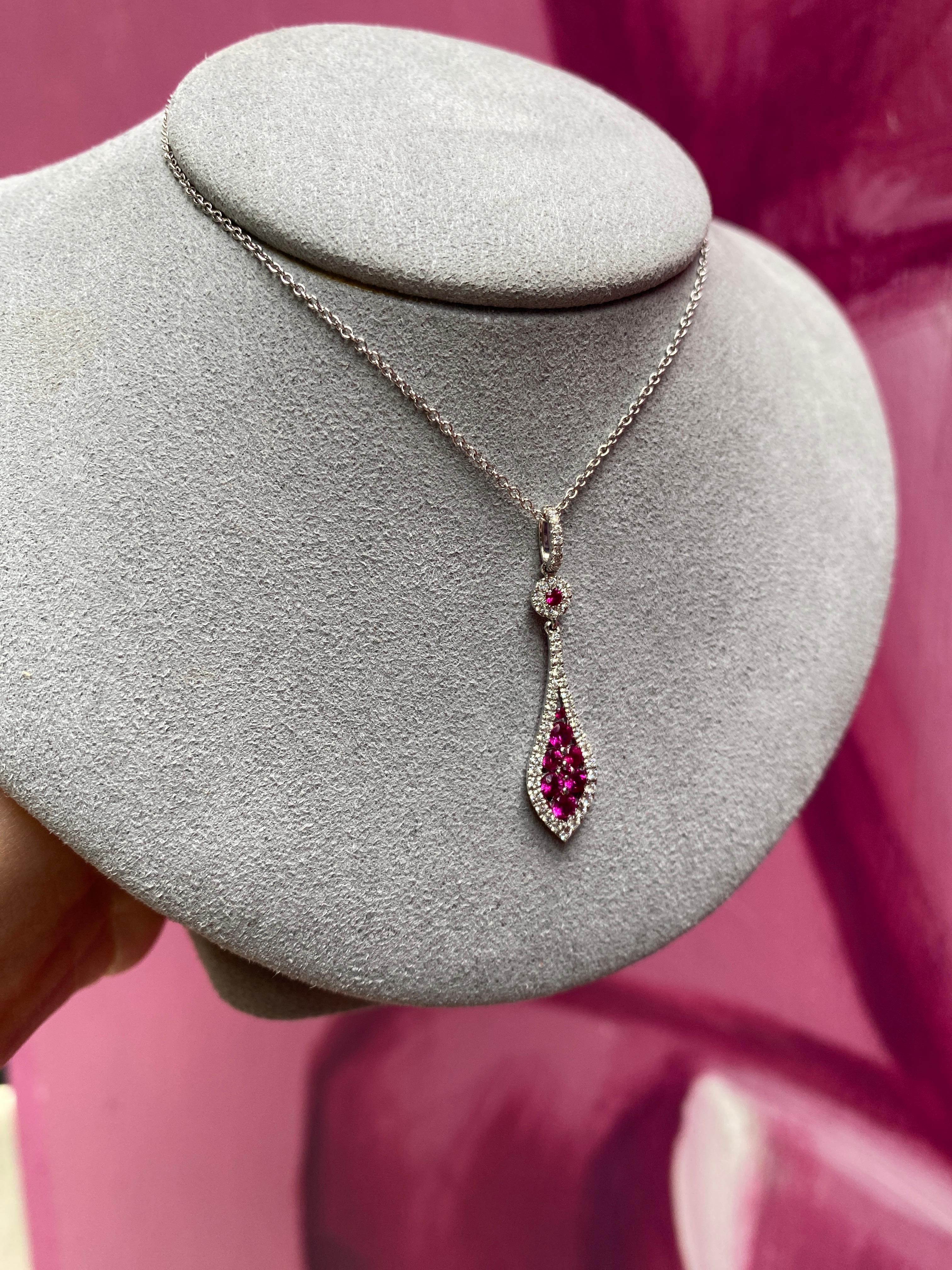 Collier pendentif en or blanc 14 carats avec rubis rond et diamants en vente 2