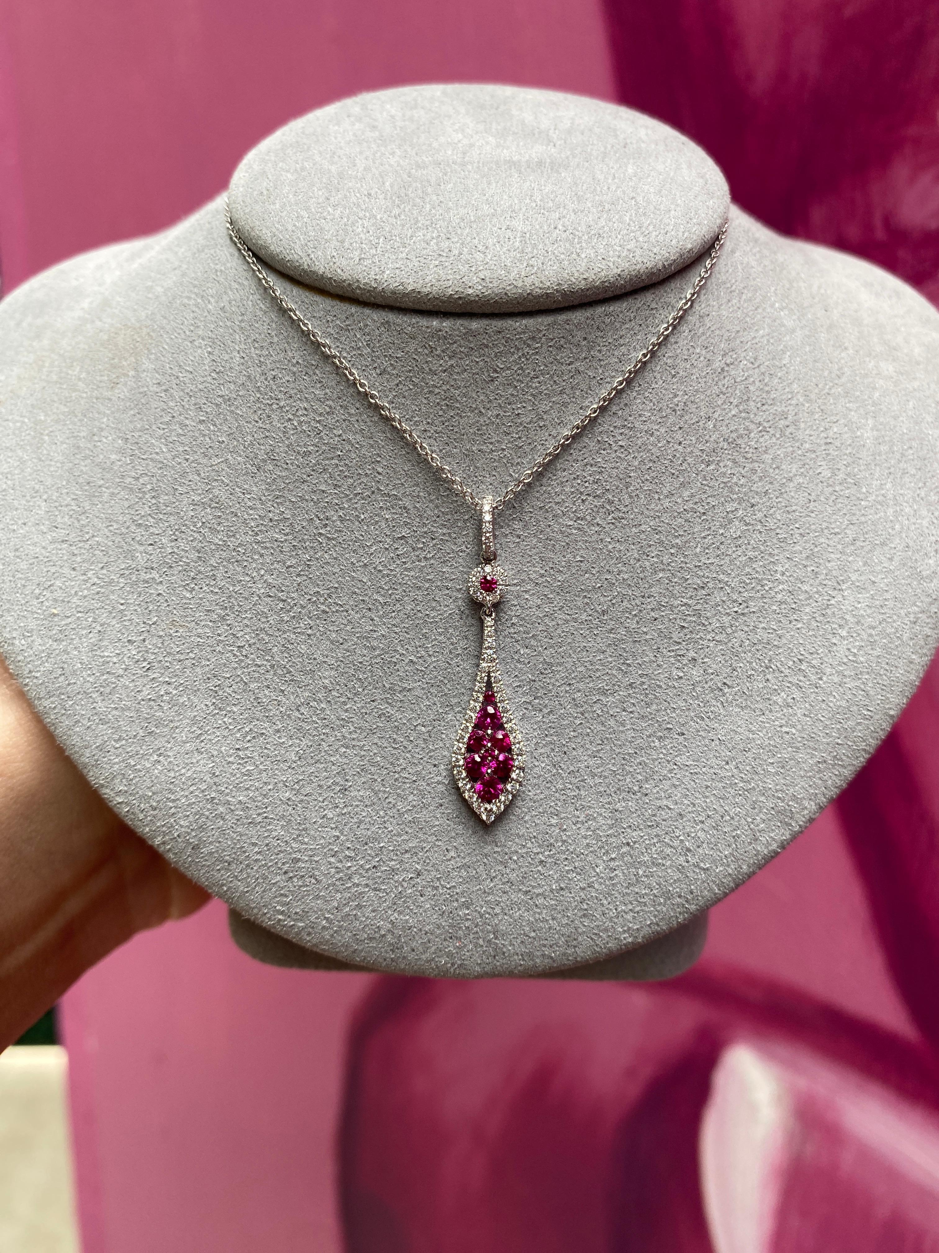 Collier pendentif en or blanc 14 carats avec rubis rond et diamants en vente 3
