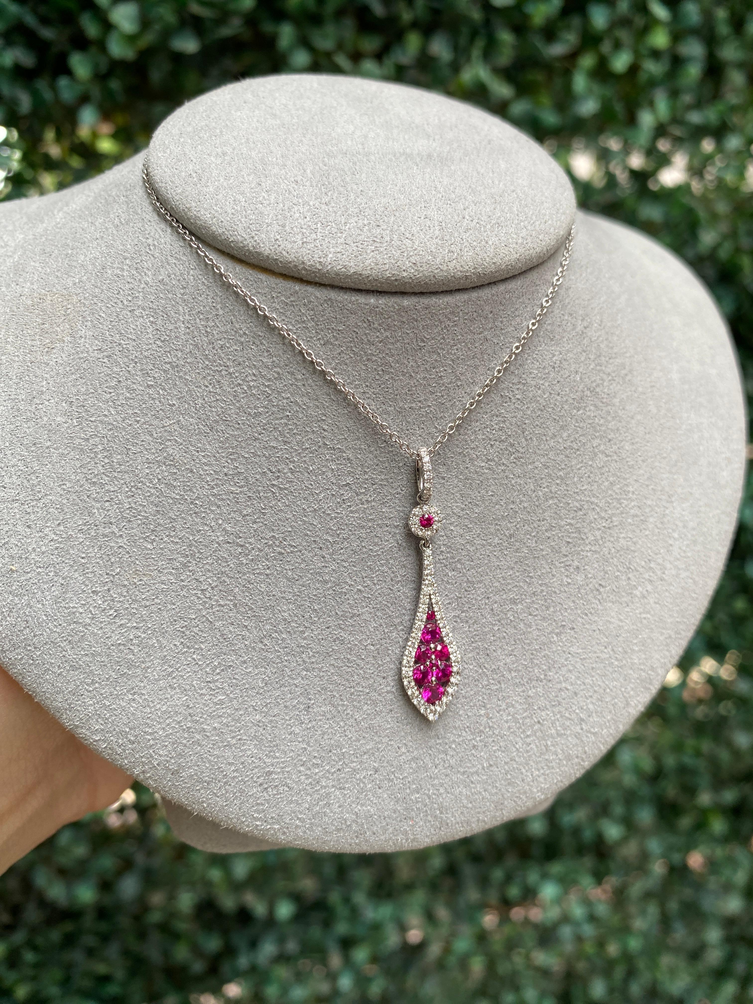 Collier pendentif en or blanc 14 carats avec rubis rond et diamants en vente 4
