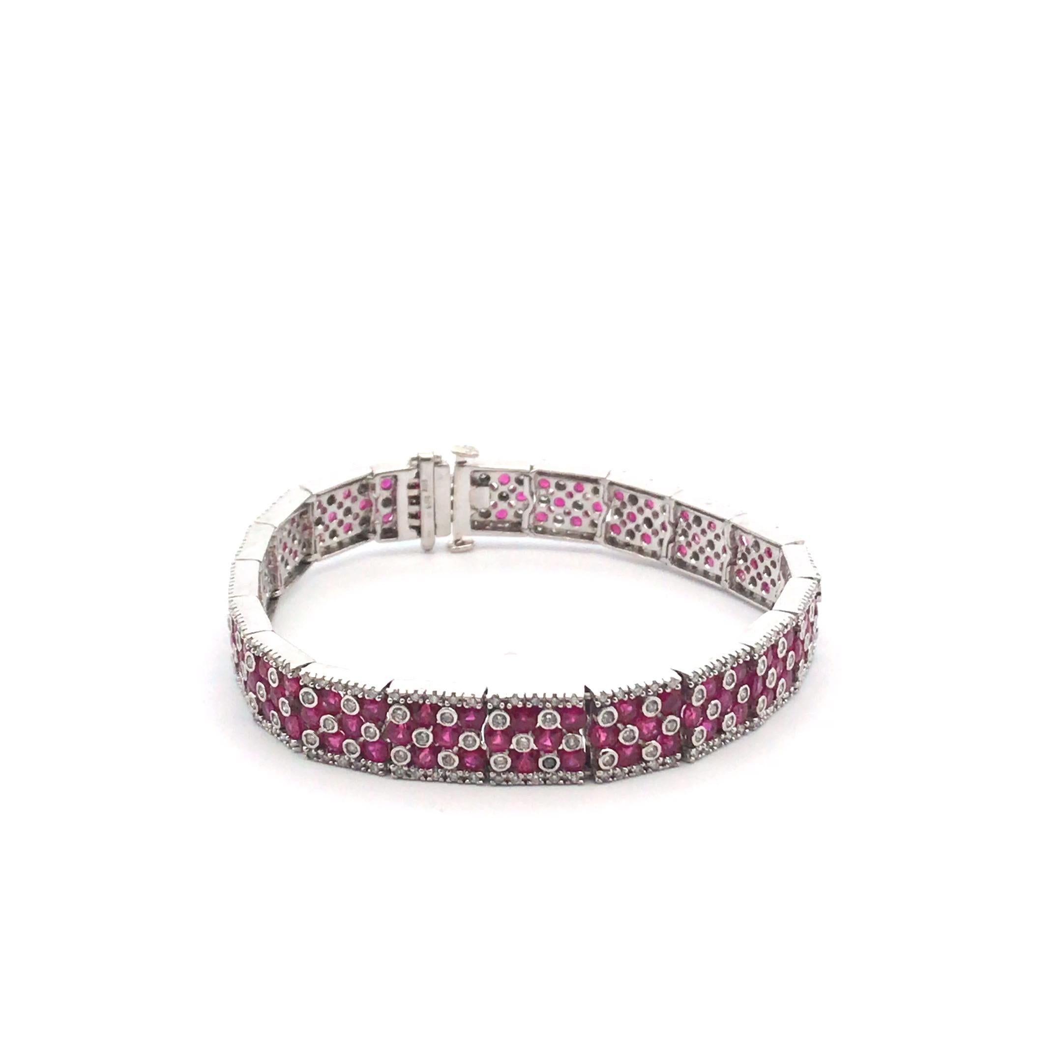 Bracciale in oro bianco 14 carati con rubini e diamanti  

Il bracciale pesa circa 26,5 grammi in oro bianco 14 carati, misura 7 pollici di lunghezza e 0,35 pollici di larghezza. Ci sono 120 rubini per un peso totale di circa 6,00 carati e 320