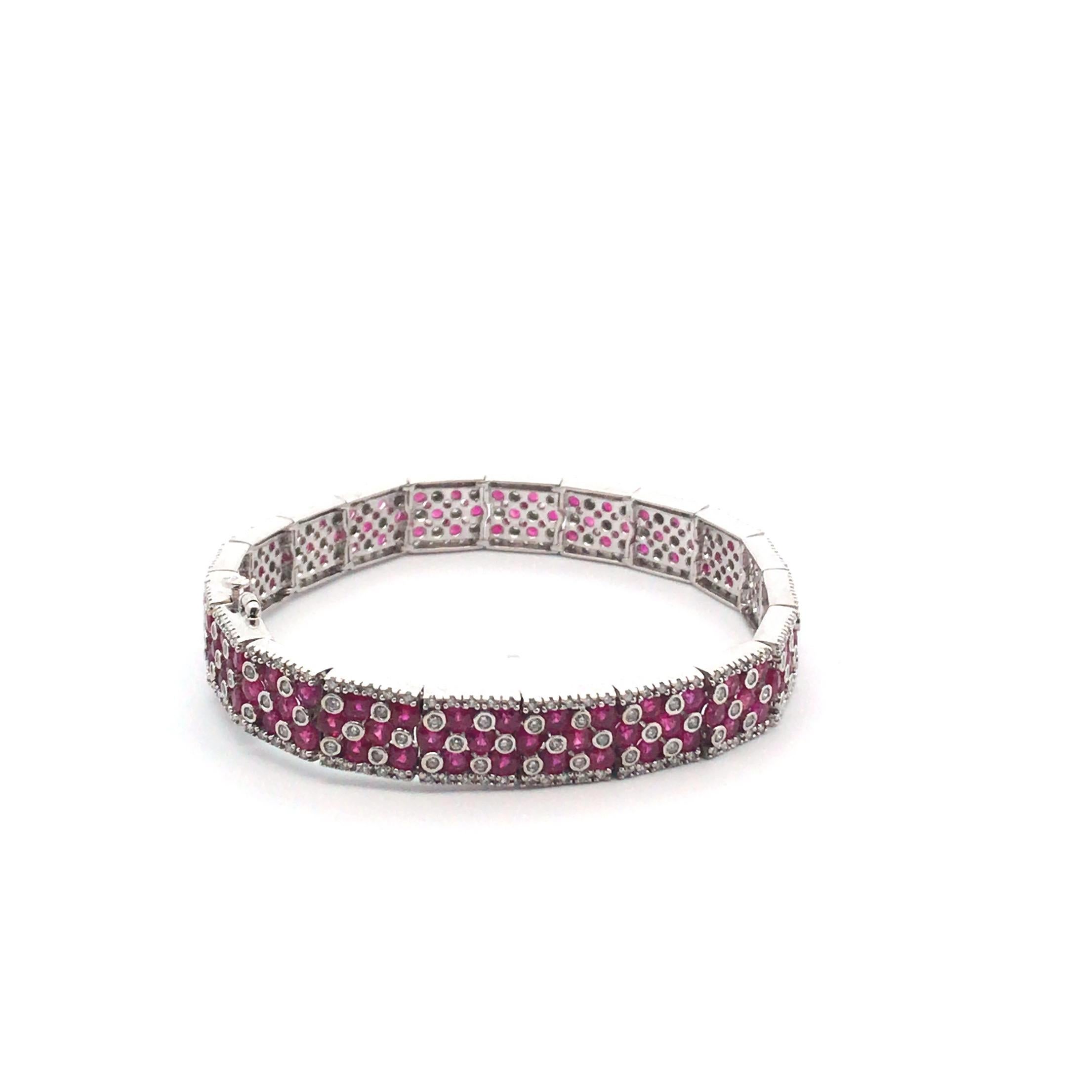 Taglio rotondo Bracciale in oro bianco 14 carati con rubini e diamanti in vendita