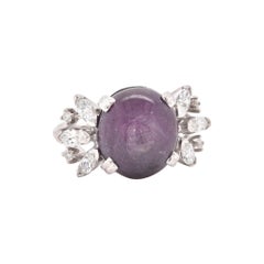 Anillo de cóctel de oro blanco de 14 quilates con rubíes y diamantes