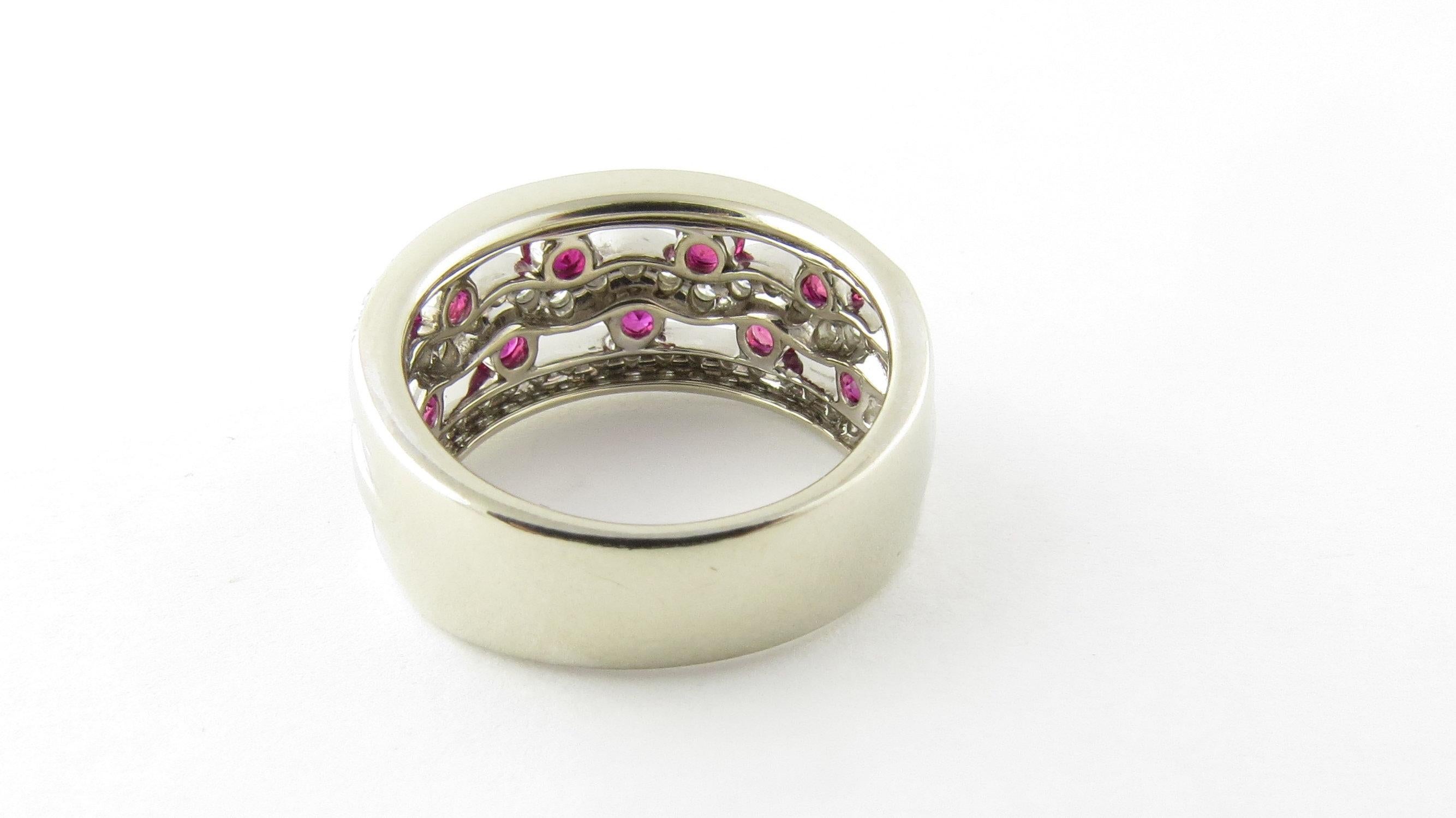 Ring aus 14 Karat Weißgold mit natürlichen rosa Saphiren und Diamanten (Rundschliff) im Angebot
