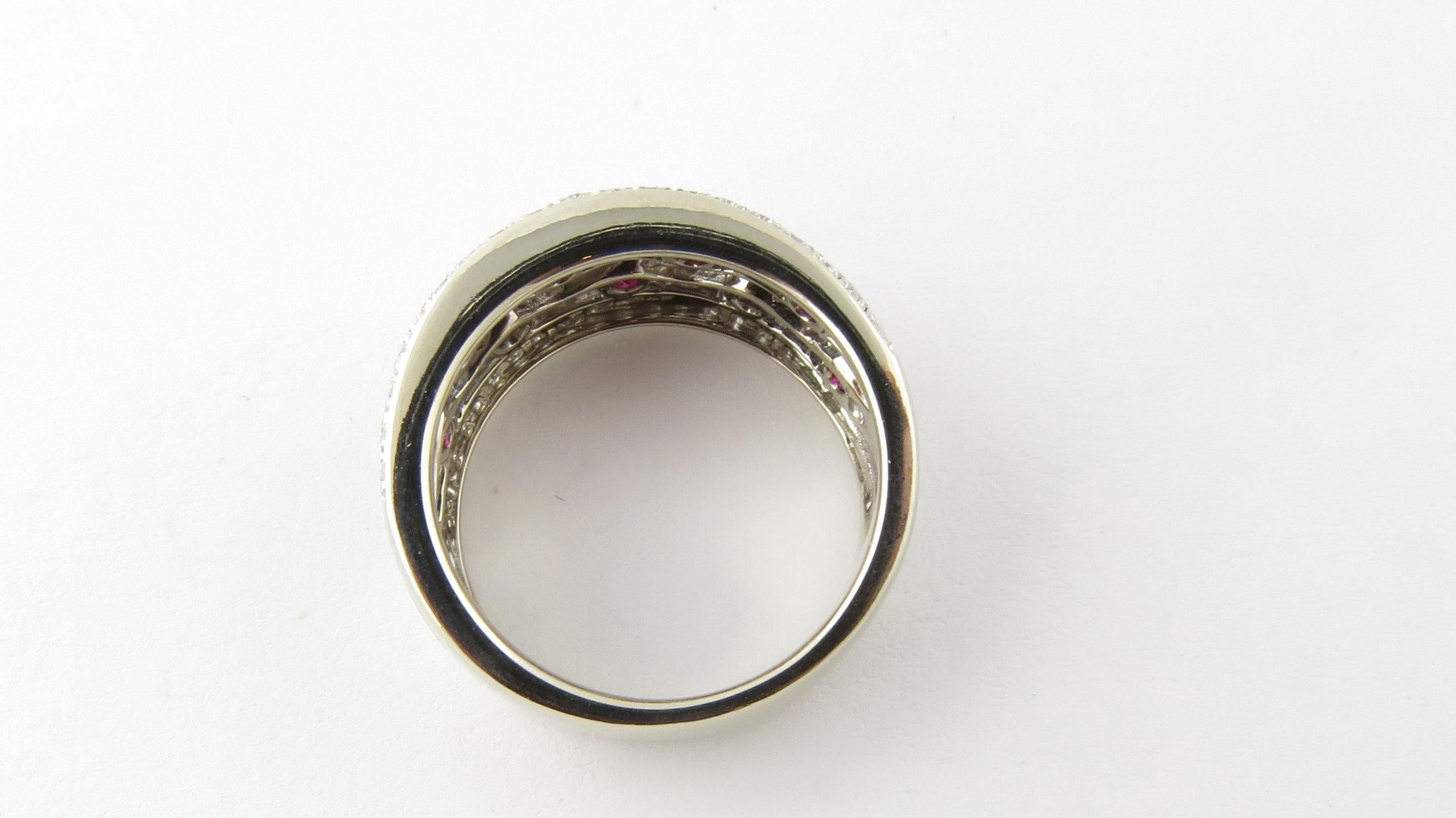 Ring aus 14 Karat Weißgold mit natürlichen rosa Saphiren und Diamanten im Zustand „Hervorragend“ im Angebot in Washington Depot, CT