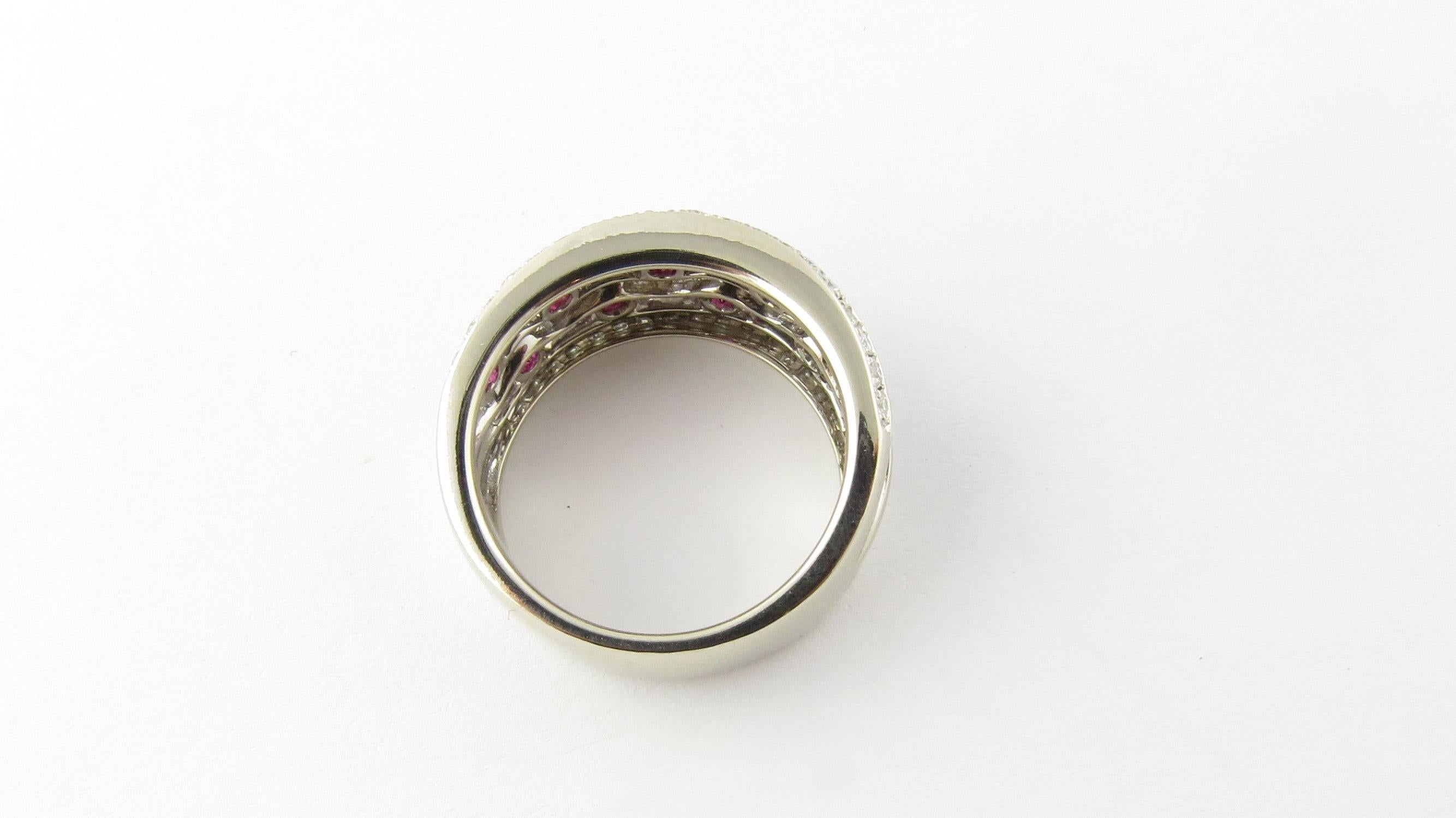 Ring aus 14 Karat Weißgold mit natürlichen rosa Saphiren und Diamanten im Angebot 1