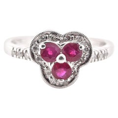 Bague en or blanc 14 carats avec trio de rubis et diamants