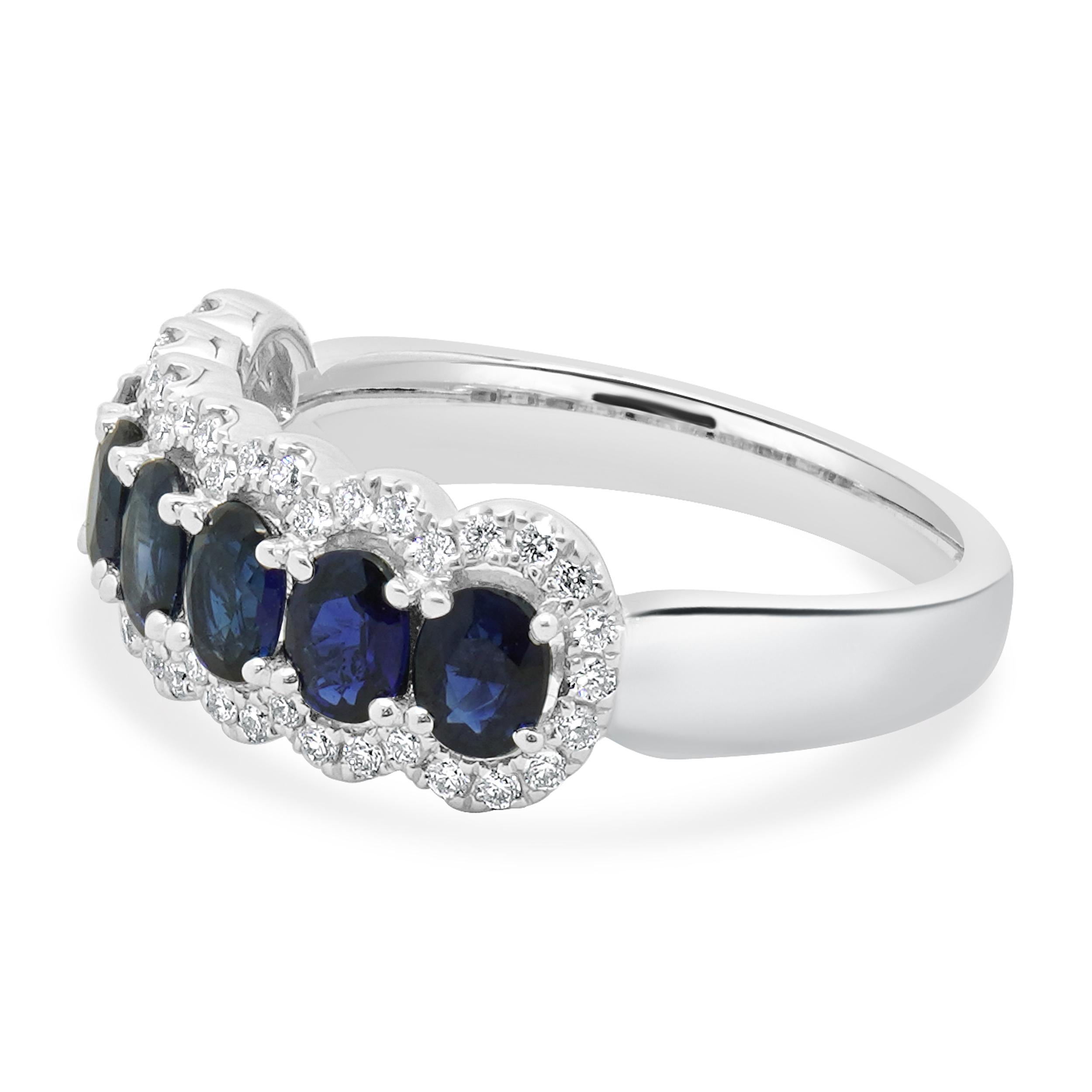 Designer: kundenspezifisch
MATERIAL: 14K Weißgold
Saphir: 7 Ovalschliff = 1,57ct
Diamant: Rundschliff = 0,25cttw
Farbe: G
Klarheit: SI1
Größe: 6,75
Gewicht: 4.16 Gramm
