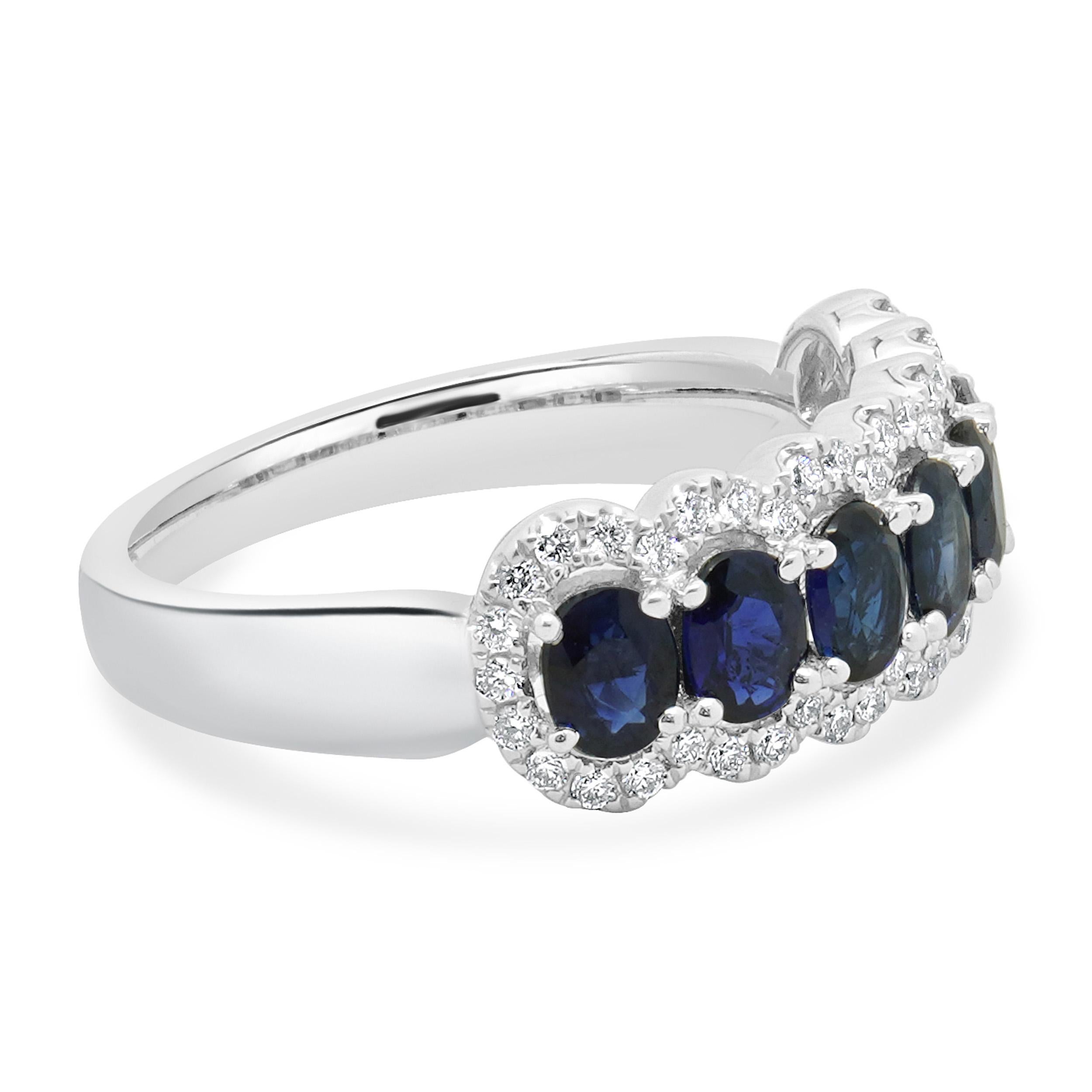 Band aus 14 Karat Weißgold mit Saphiren und Diamanten (Ovalschliff) im Angebot