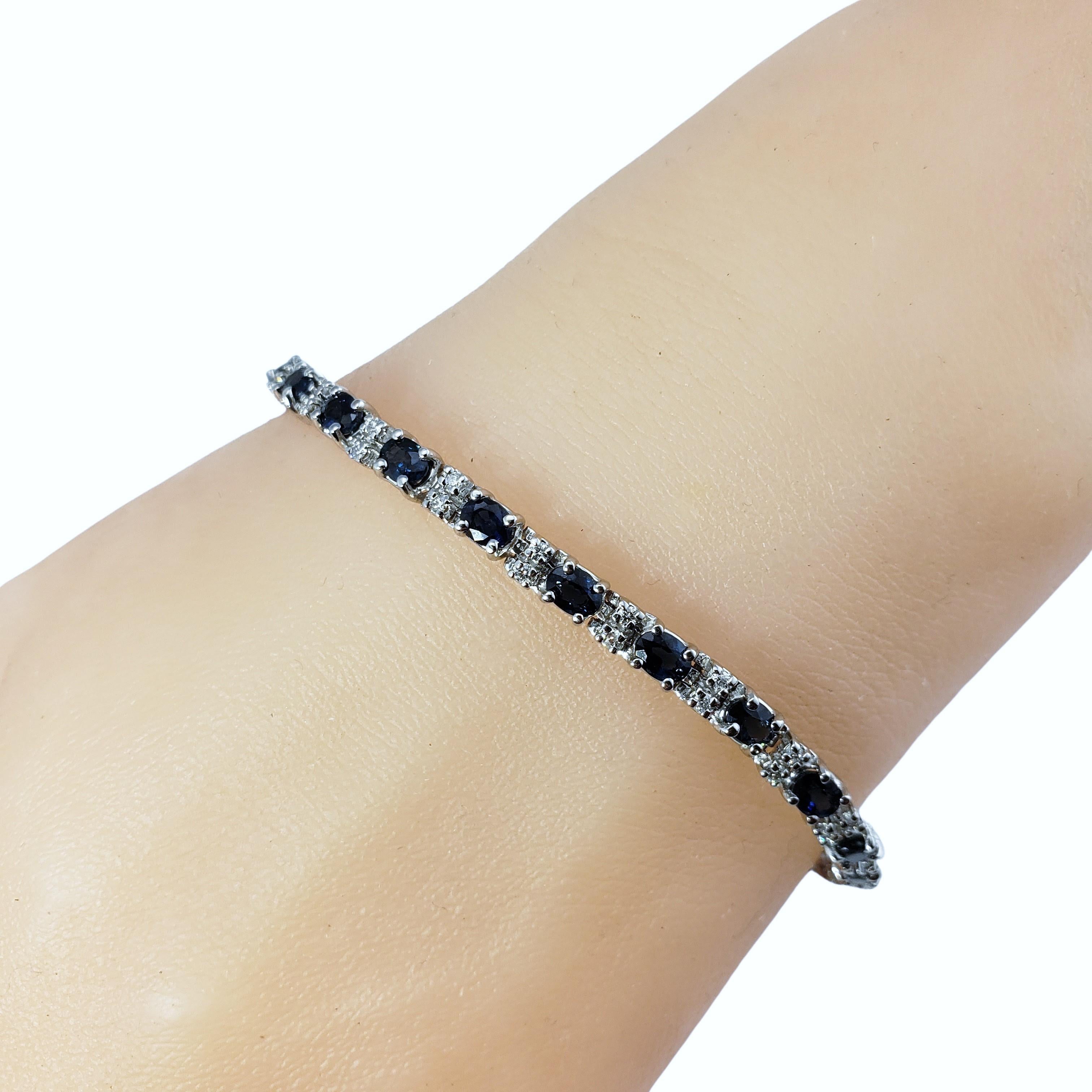 Taille ronde Bracelet en or blanc 14 carats avec saphir naturel et diamants en vente