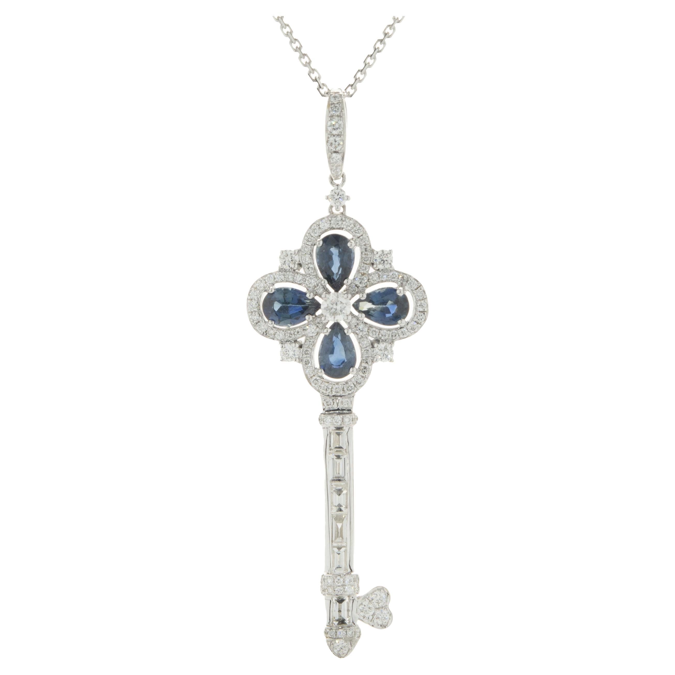 Collier goutte en or blanc 14 carats avec clé en saphir et diamants