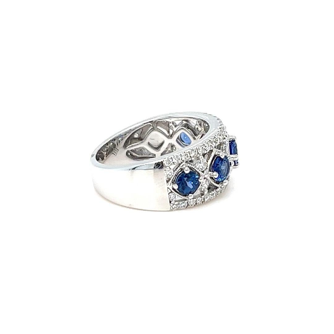 Dieser raffinierte Ring aus 14 Karat Weißgold zeichnet sich durch eine durchgehende Reihe von 45 runden blauen Saphiren von insgesamt 1,19 Karat aus, die fachmännisch in einem zarten Ausschnittmuster gefasst sind. Ergänzt werden die Saphire durch 54
