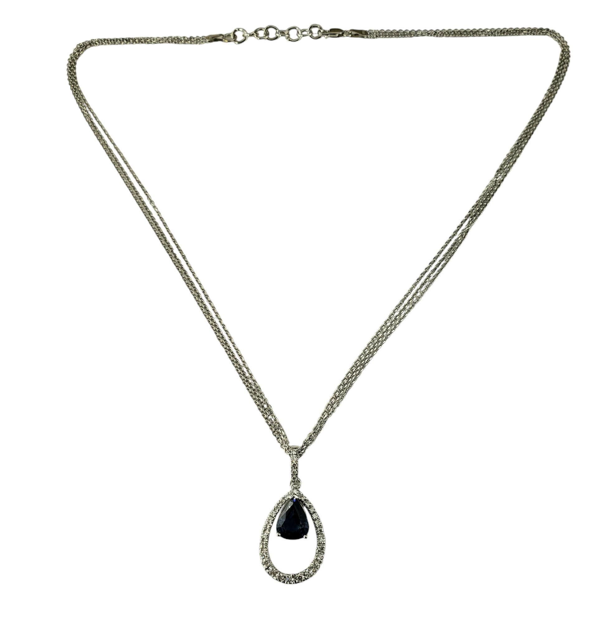 Collier en or blanc 14 carats saphir et diamant certifié JAGi

Ce magnifique pendentif présente un saphir bleu naturel taillé en poire (8,9 mm x 6,9 mm) et 32 diamants ronds taillés en brillant, sertis dans de l'or blanc classique 14K.  

Suspendu à