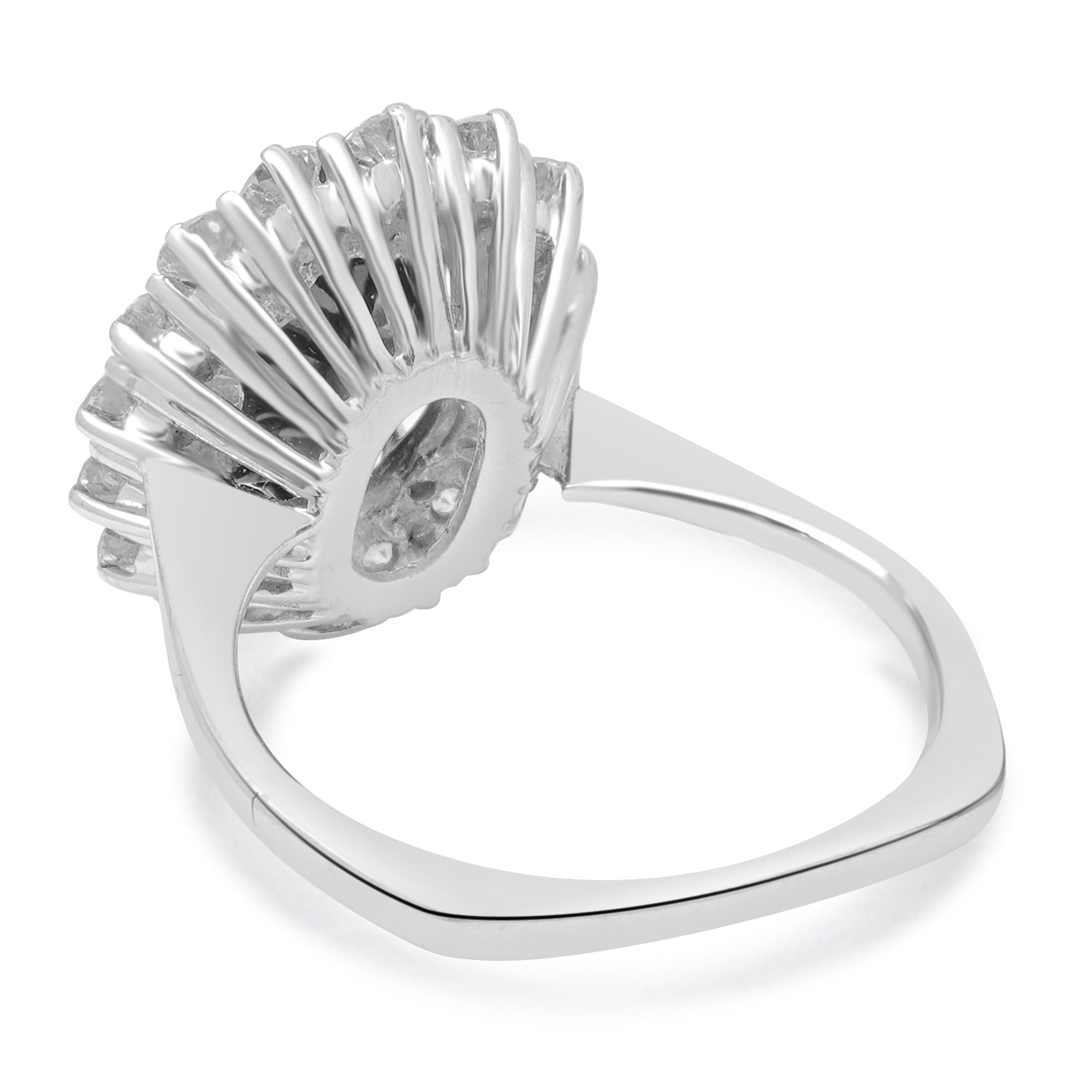 Taglio ovale Anello Cocktail ovale con zaffiro e diamante in oro bianco 14 carati in vendita