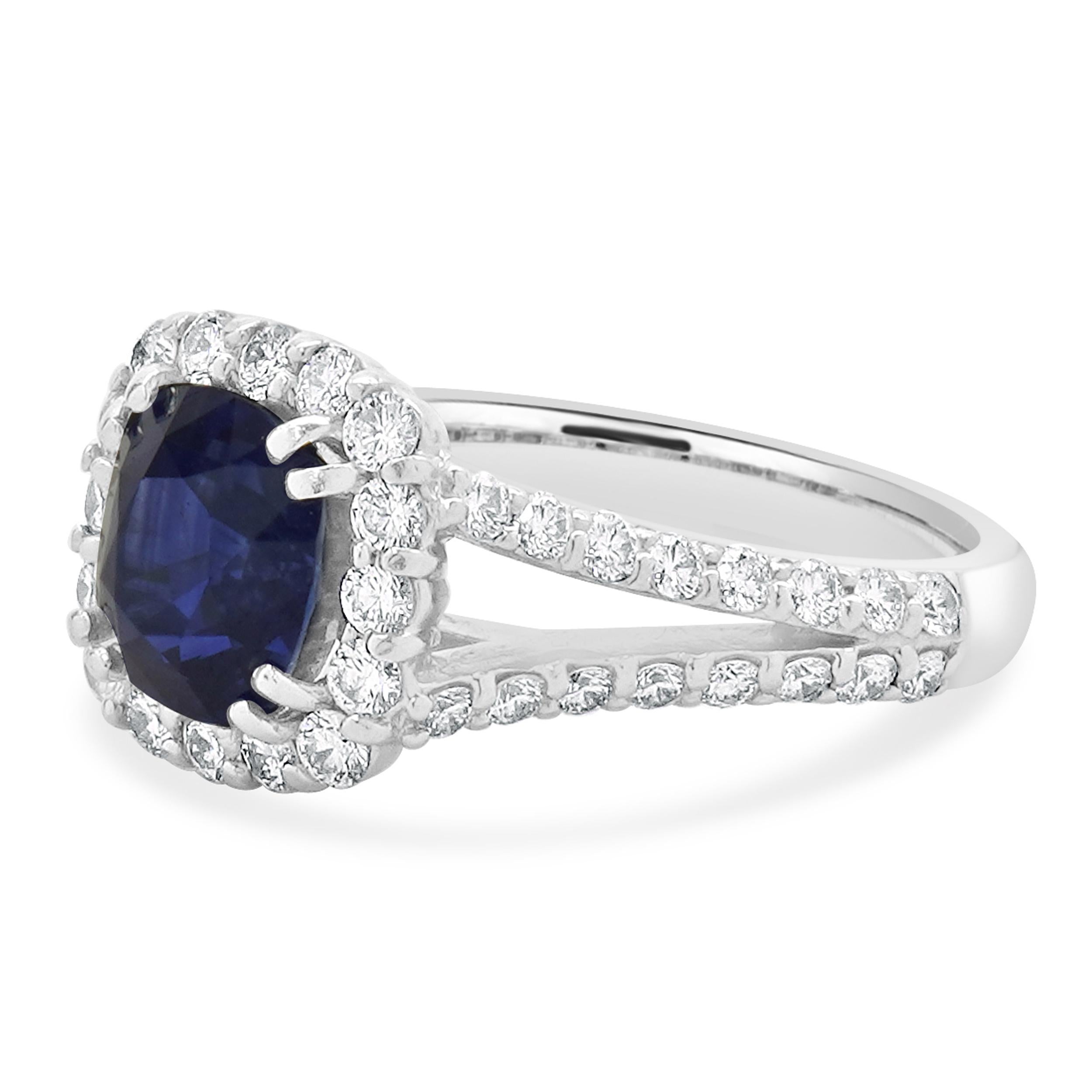Taglio cuscino Anello con zaffiro e diamante in oro bianco 14 carati in vendita
