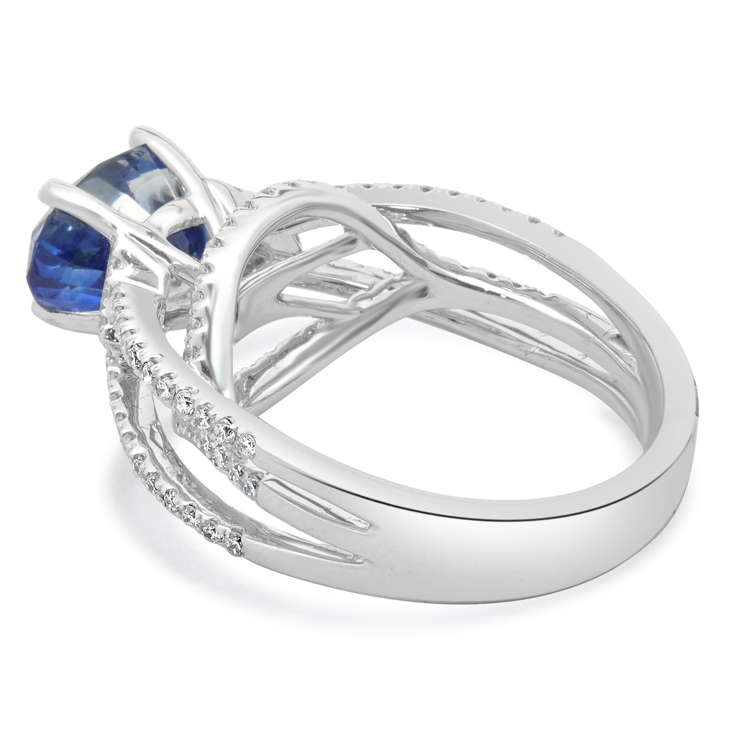 Taglio ovale Anello con zaffiro e diamante in oro bianco 14 carati in vendita