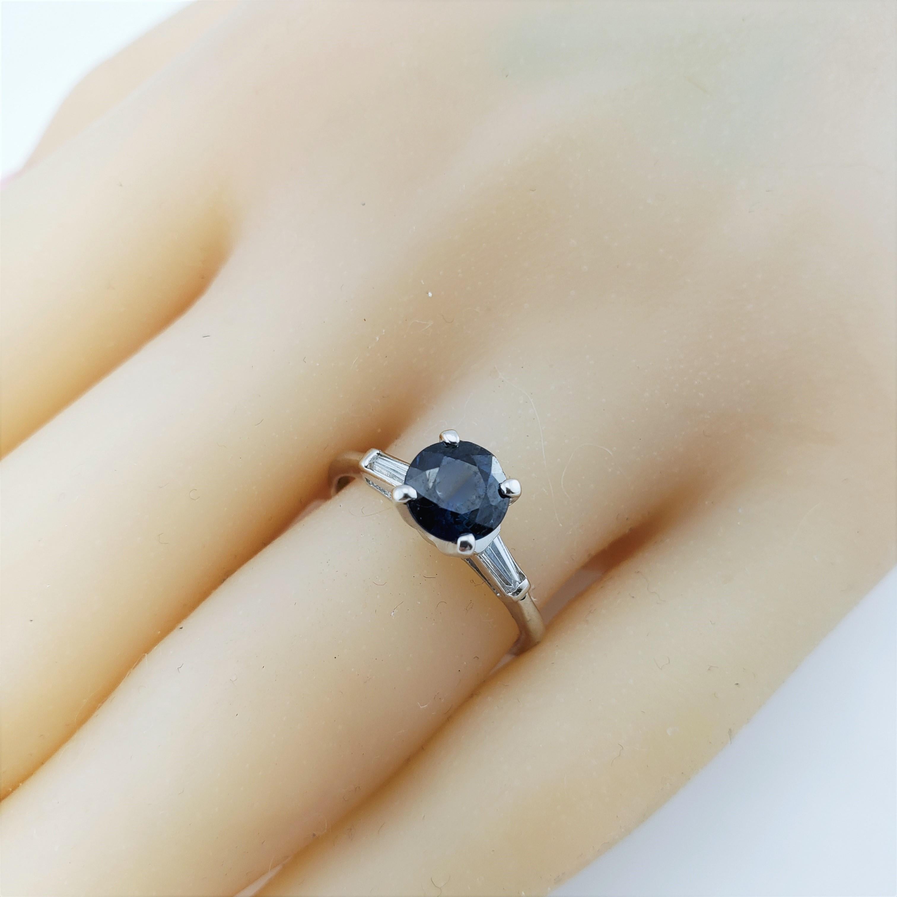 Anello con zaffiro e diamante in oro bianco 14 carati in vendita 3