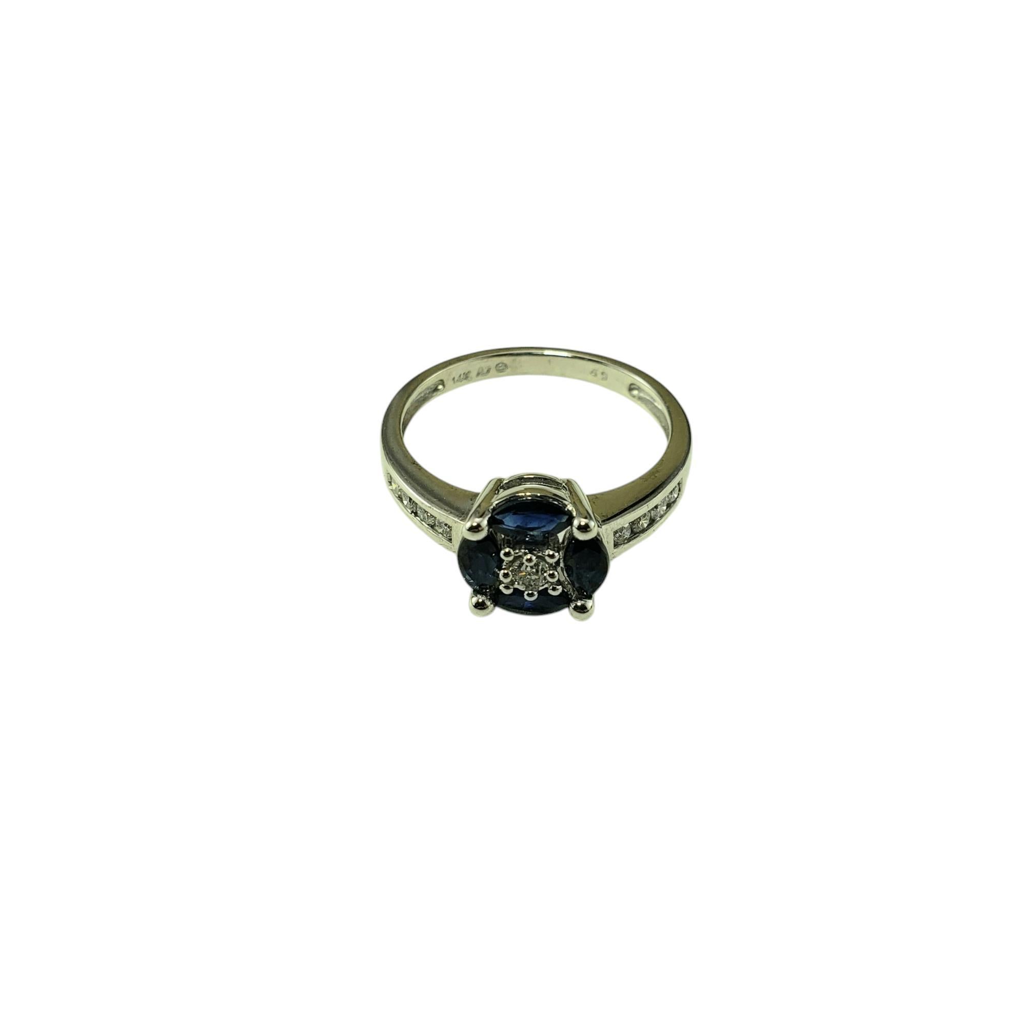 14K Weißgold Saphir und Diamant Ring Größe 7

Dieser elegante Ring ist mit vier Saphiren im Marquis-Schliff (je 4 mm x 3 mm) und neun runden Diamanten im Brillantschliff in klassischem 14-karätigem Weißgold gefasst.

Breite: 9 mm. Schaft: 2