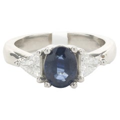 Anillo de tres piedras de oro blanco de 14 quilates con zafiro y diamantes