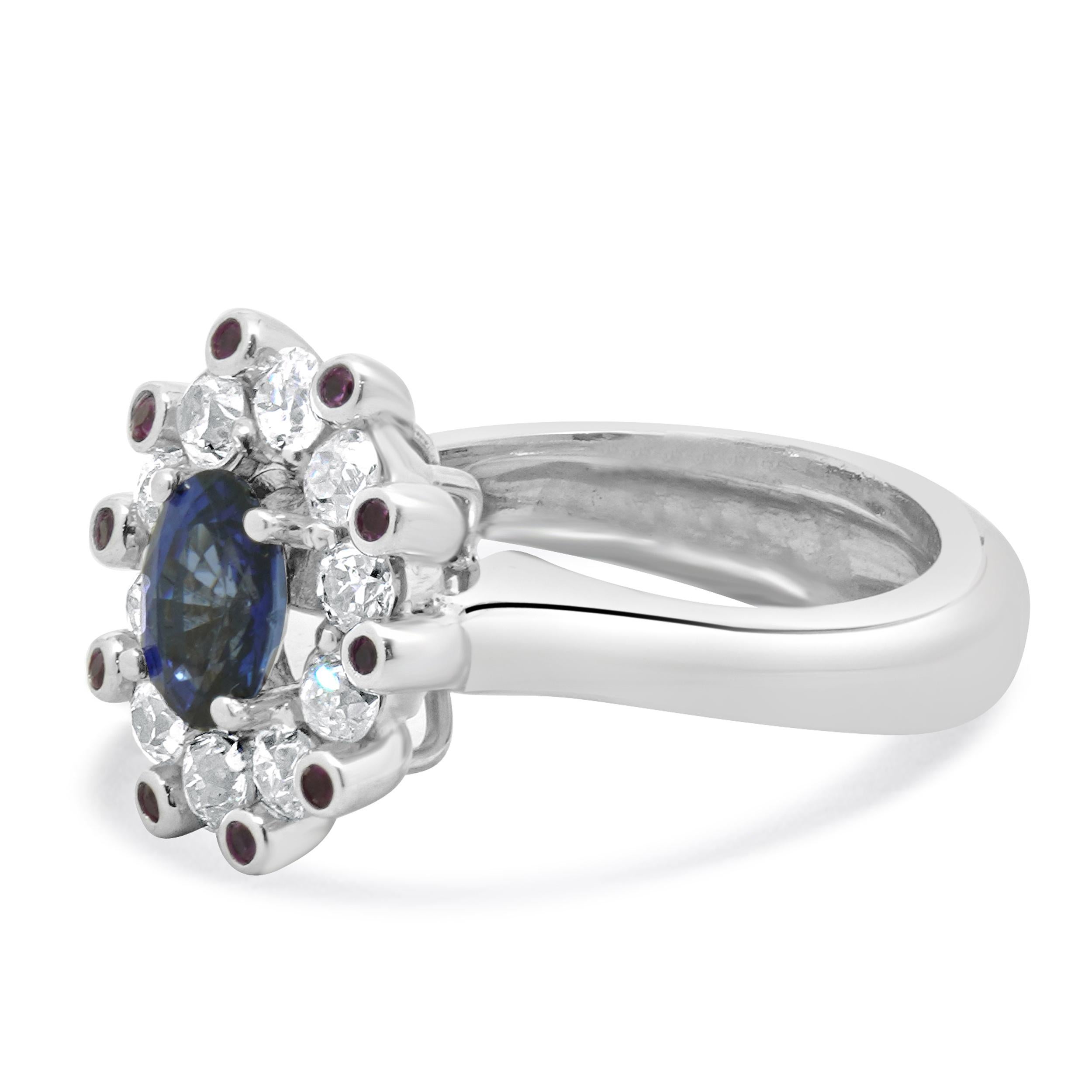 Concepteur : personnalisé
Matériau : Or blanc 14K
Diamant : 9 tailles roses= 2.46cttw
Couleur : H / I
Clarté : SI2
Saphir : taille ovale = 1.74cttw
Rubis : 10 tailles rondes = 0,20cttw
Dimensions : la partie supérieure de l'anneau mesure 16.5 mm de