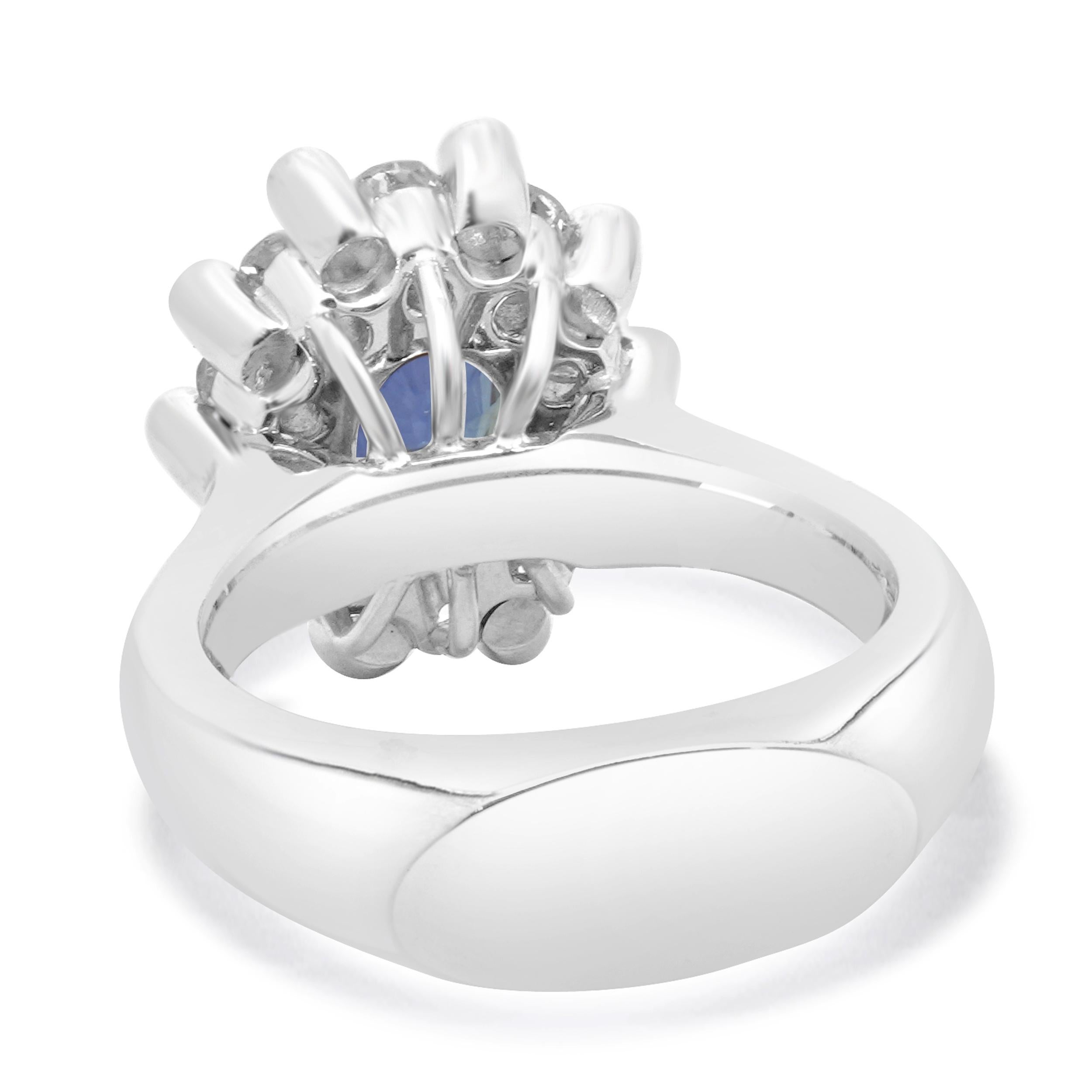 Taille ovale Bague de cocktail en or blanc 14 carats, saphir, diamant et rubis en vente