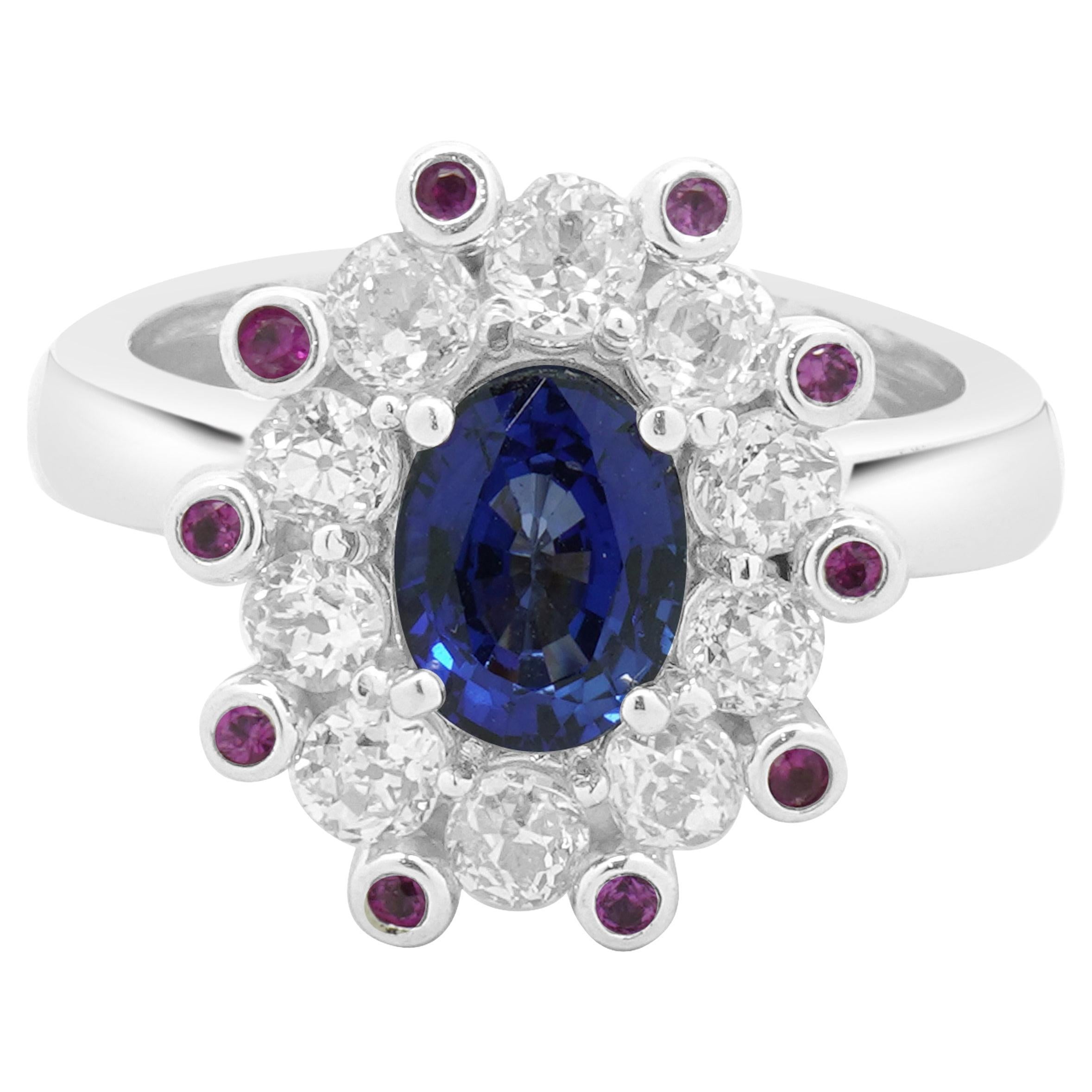 Bague de cocktail en or blanc 14 carats, saphir, diamant et rubis en vente