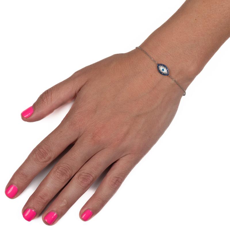 Dieses Armband aus 14 Karat Weißgold zeigt in der Mitte ein böses Auge, das mit blauen Saphiren und weißen Diamanten an einer Kabelkette besetzt ist. Die Kette ist verstellbar auf 6,5